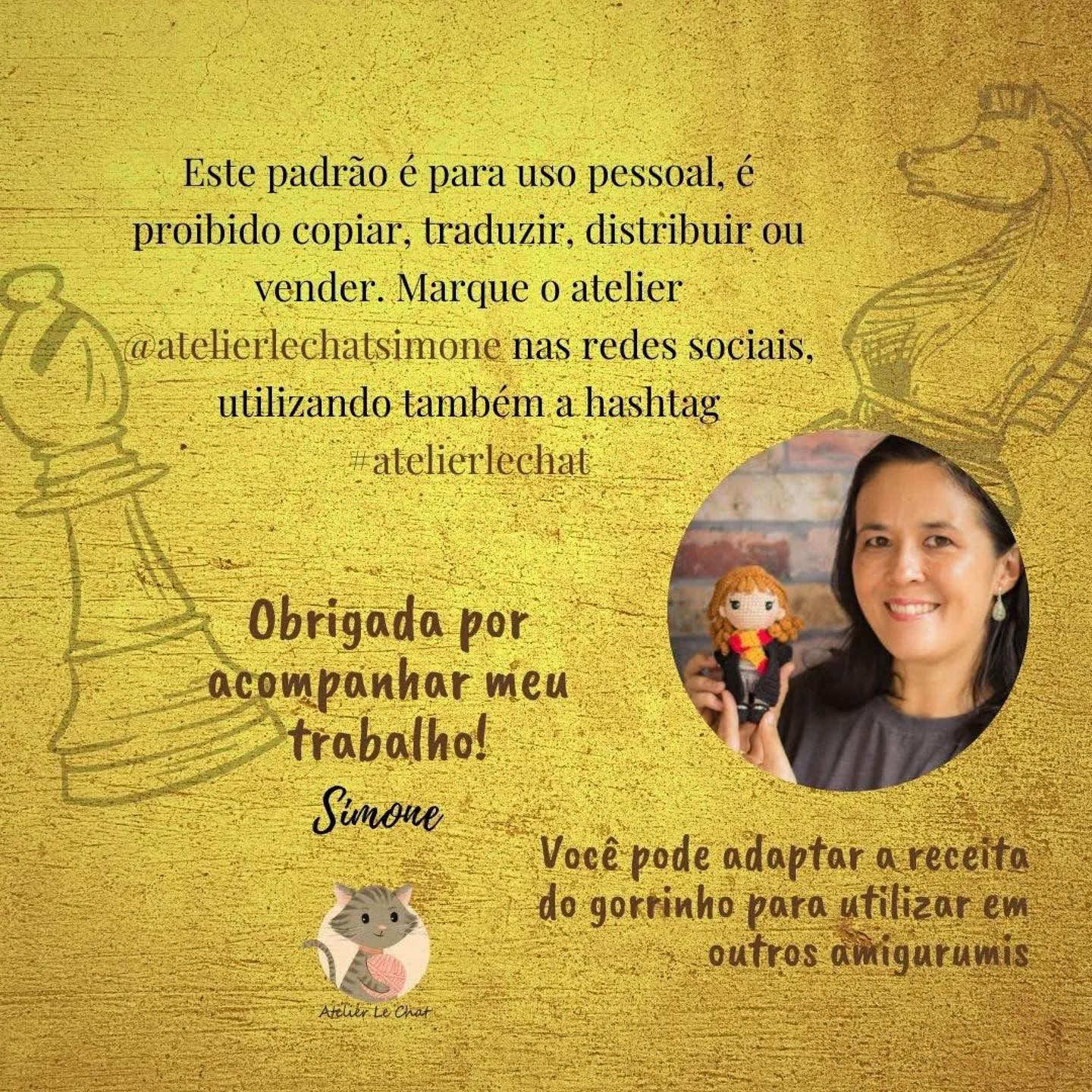 Brinquedo de crochê com chapéu colorido e letra "R" no vestido
