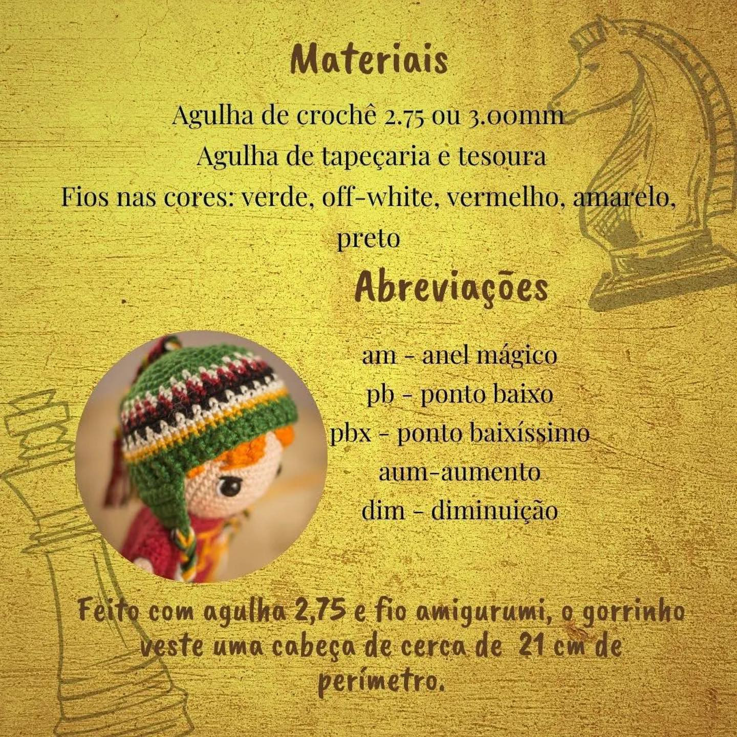 Brinquedo de crochê com chapéu colorido e letra "R" no vestido