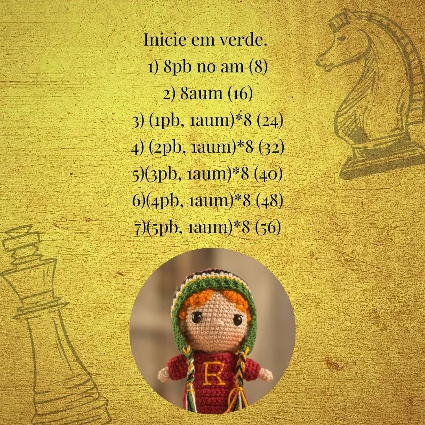 Brinquedo de crochê com chapéu colorido e letra "R" no vestido