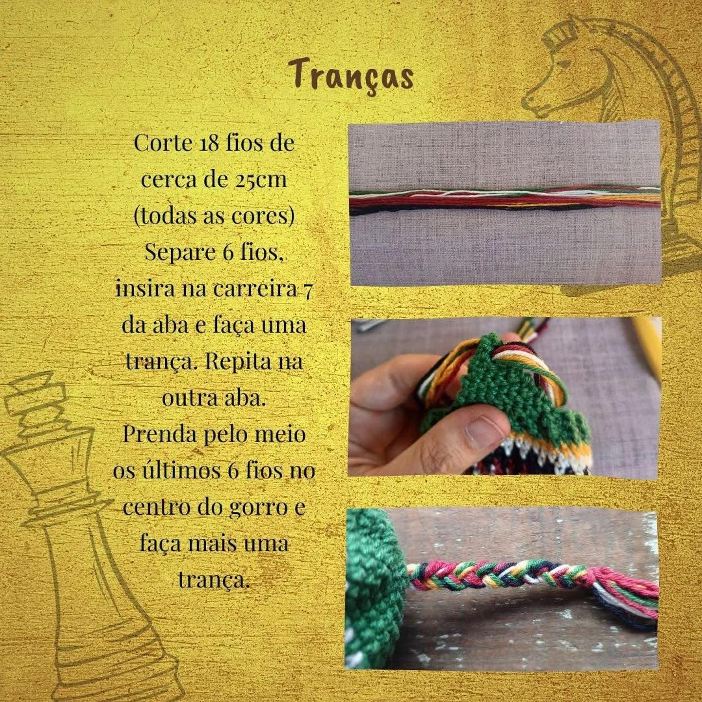 Brinquedo de crochê com chapéu colorido e letra "R" no vestido