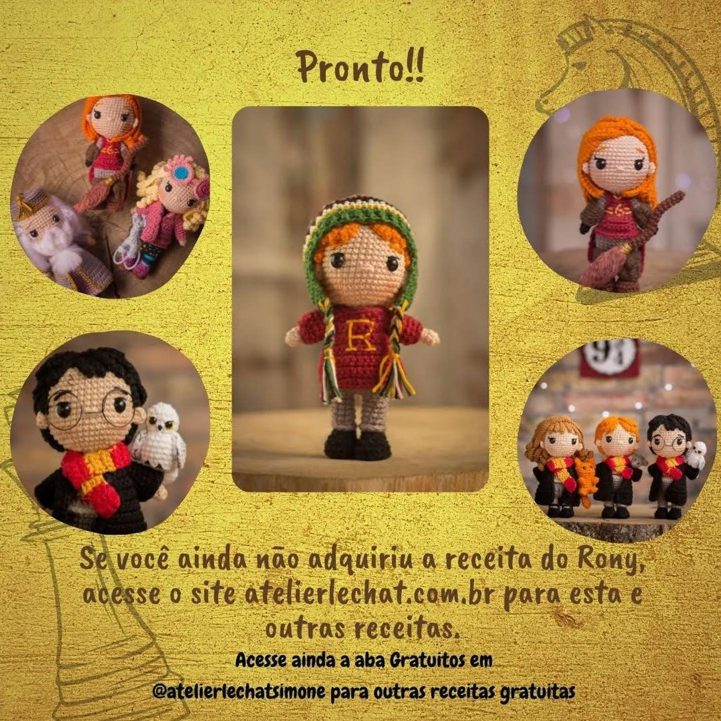 Brinquedo de crochê com chapéu colorido e letra "R" no vestido