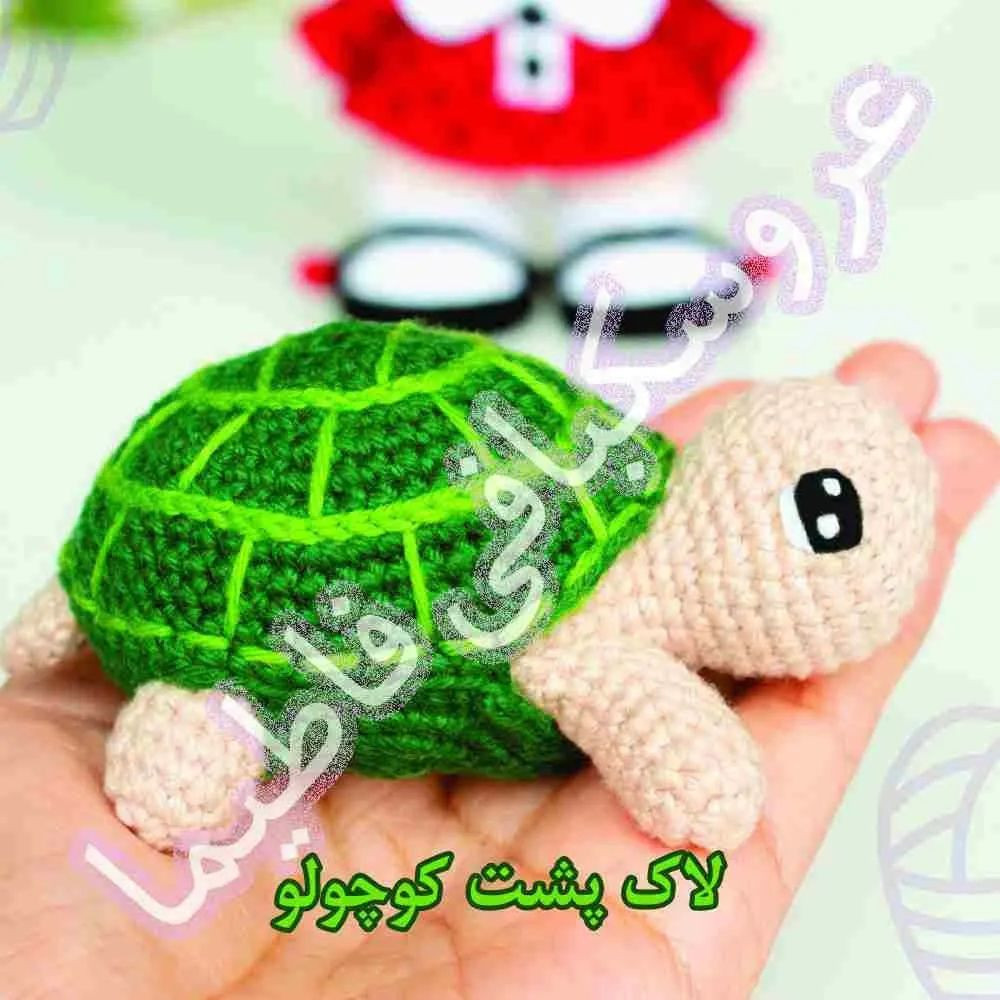 فرشته مادر با đôi cánh ôm bé yêu bằng len móc