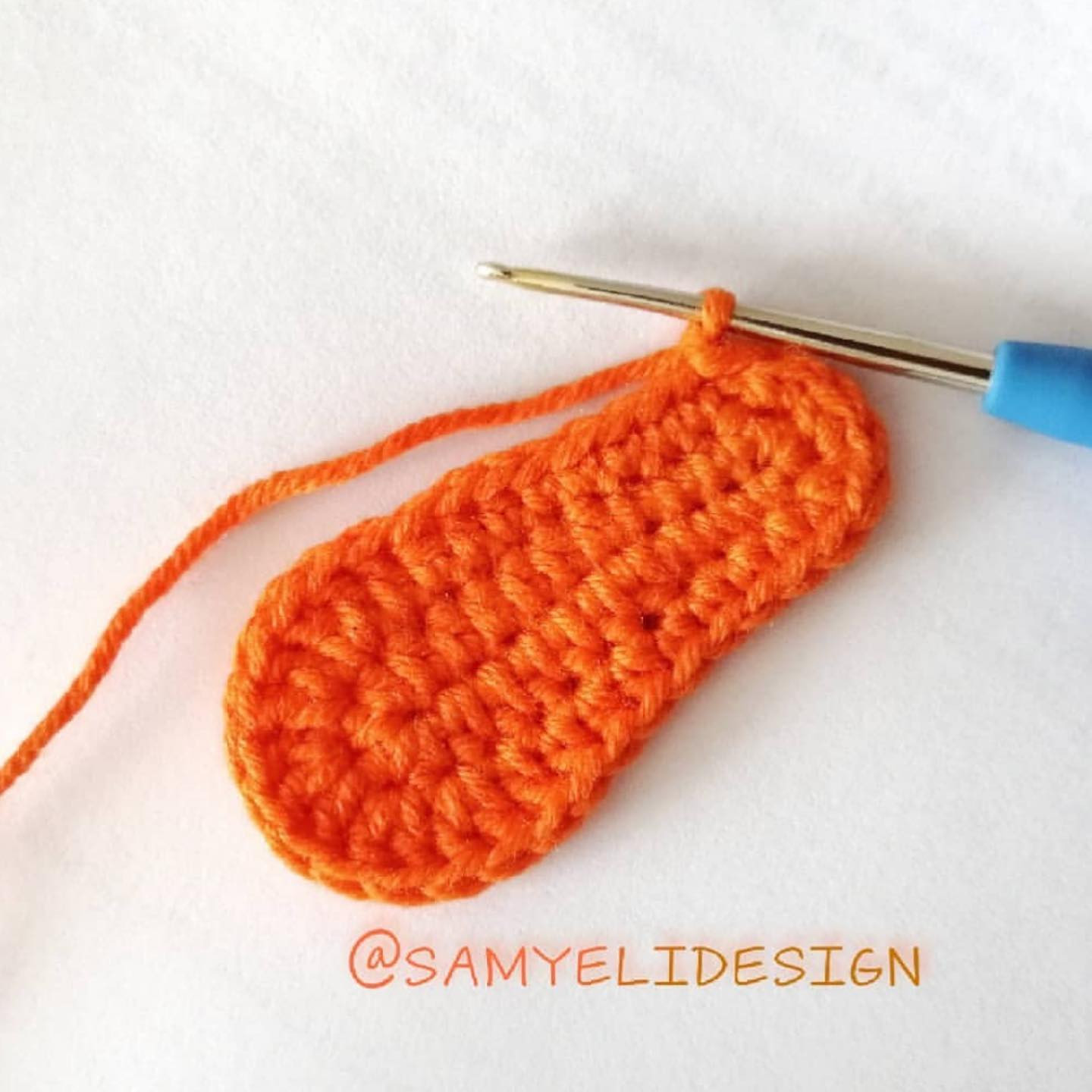 Havuç Şeklinde Tığ İşi Amigurumi Örgü Deseni