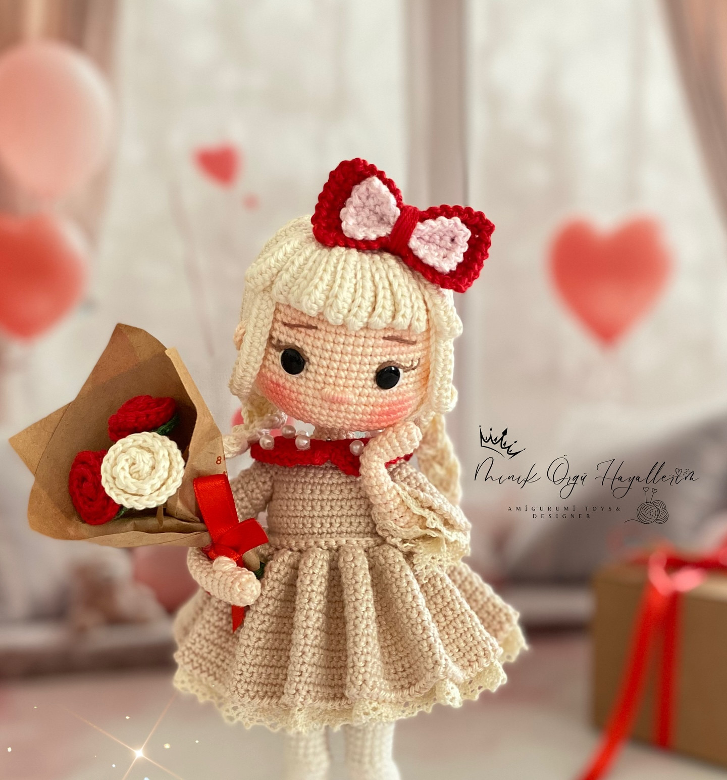 Kırmızı Fiyonklu Amigurumi Bebek ve Çiçek Buketi