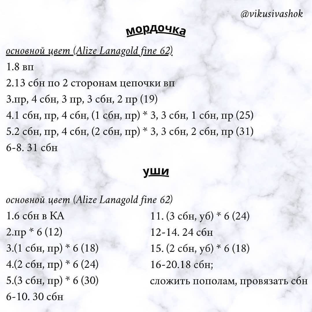 Милый кролик в фермерской одежде с корзиной фруктов