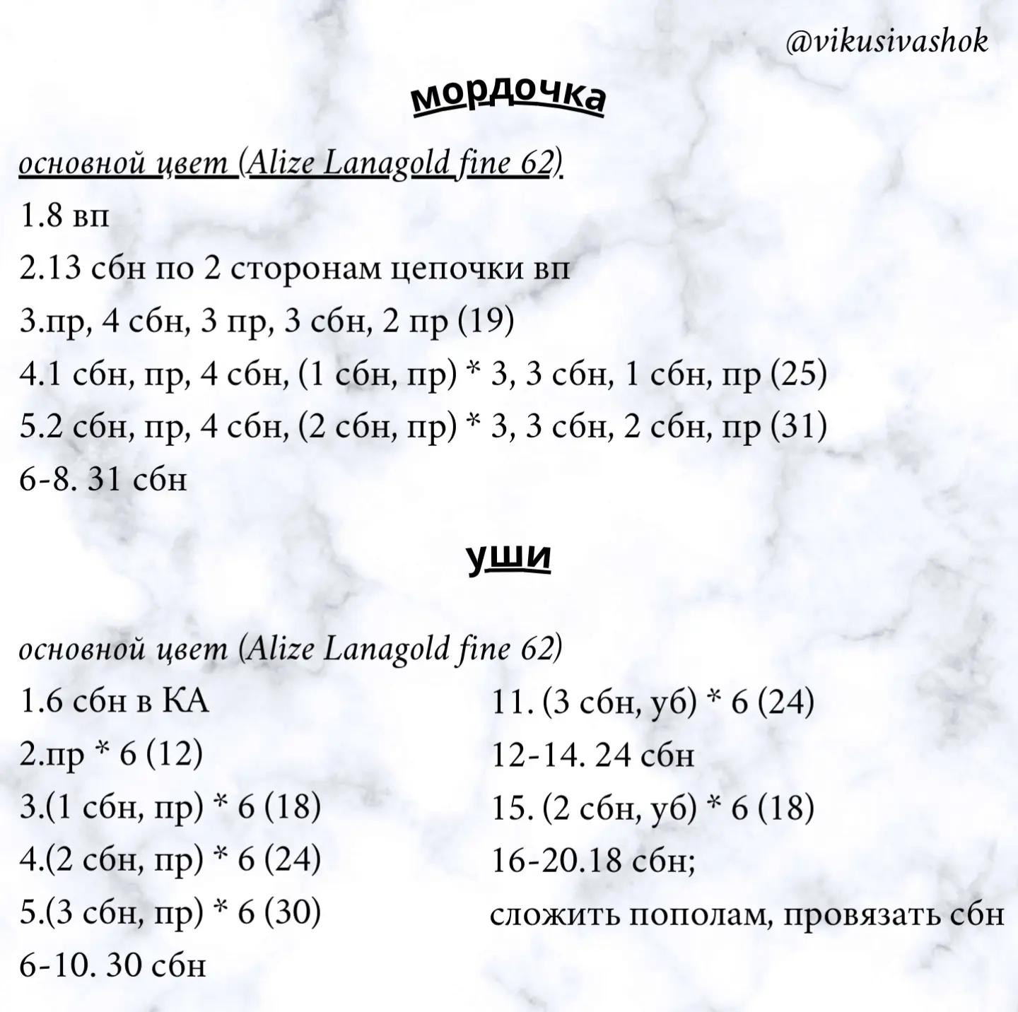 Милый кролик в фермерской одежде с корзиной фруктов