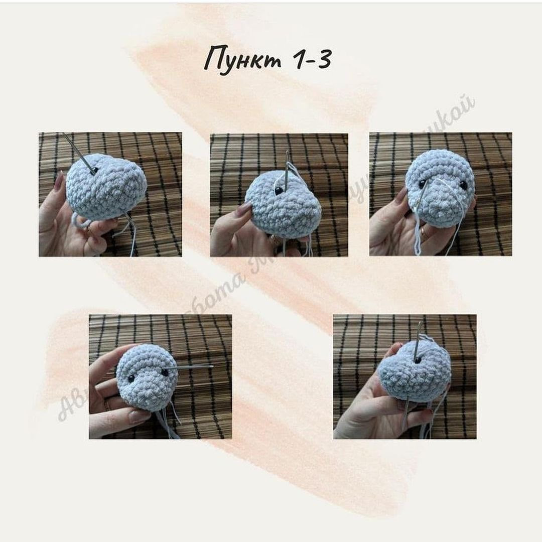 Нарядные вязаные тигры с новогодними украшениями