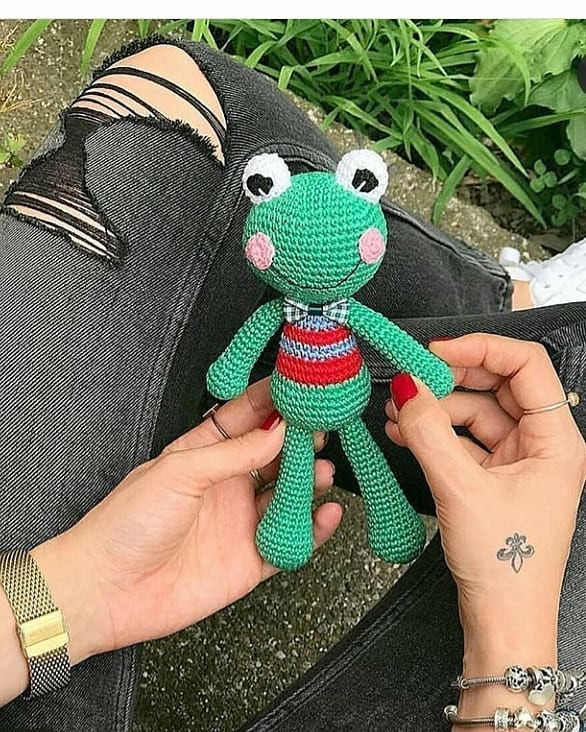 Örgüyle Yapılmış Sevimli Kurbağa Oyuncağı Nasıl Mükemmel Bir Şekilde Yapılır?