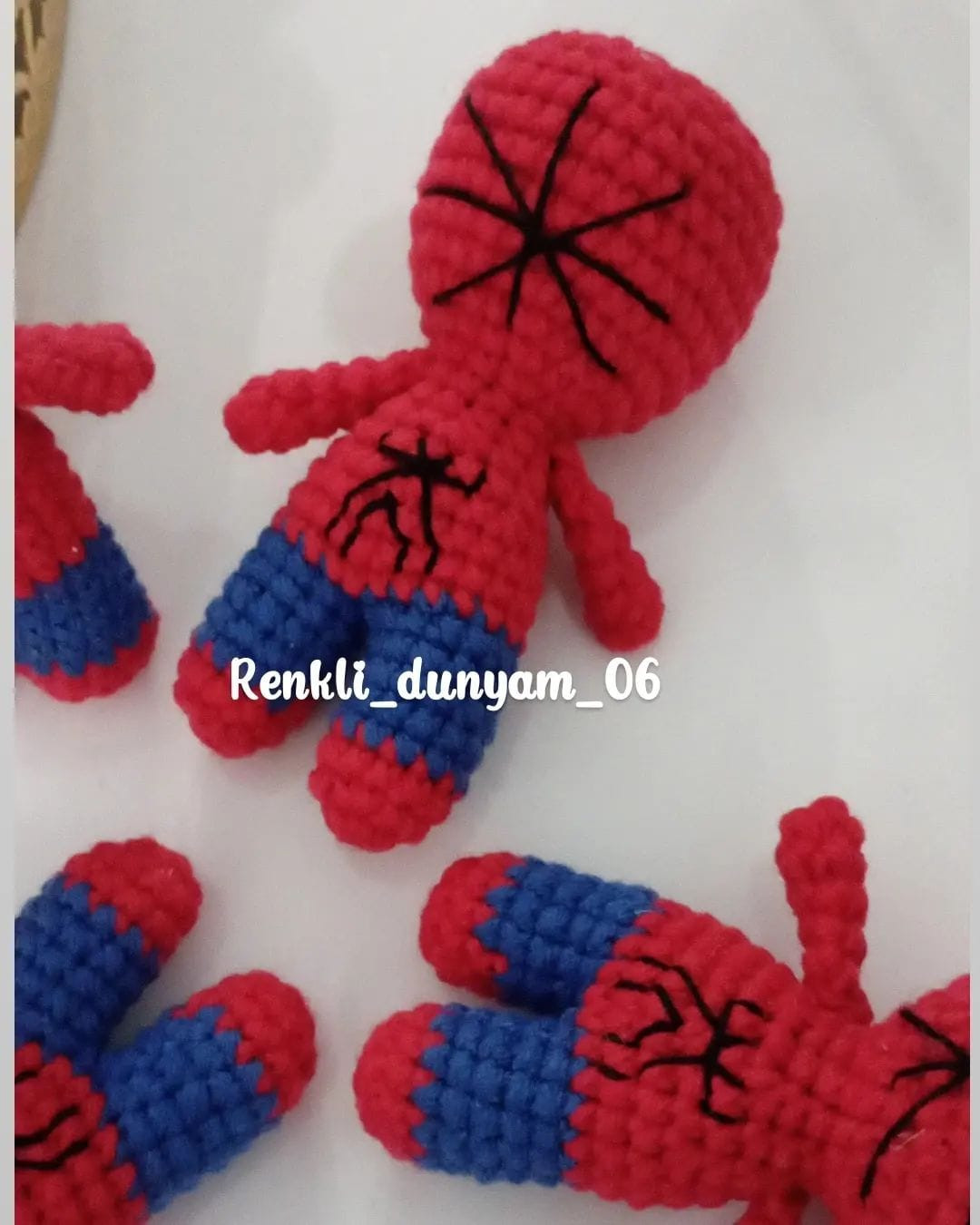 Örümcek Adam Anahtarlık İçin Detaylı Amigurumi Móc Len Tarifi