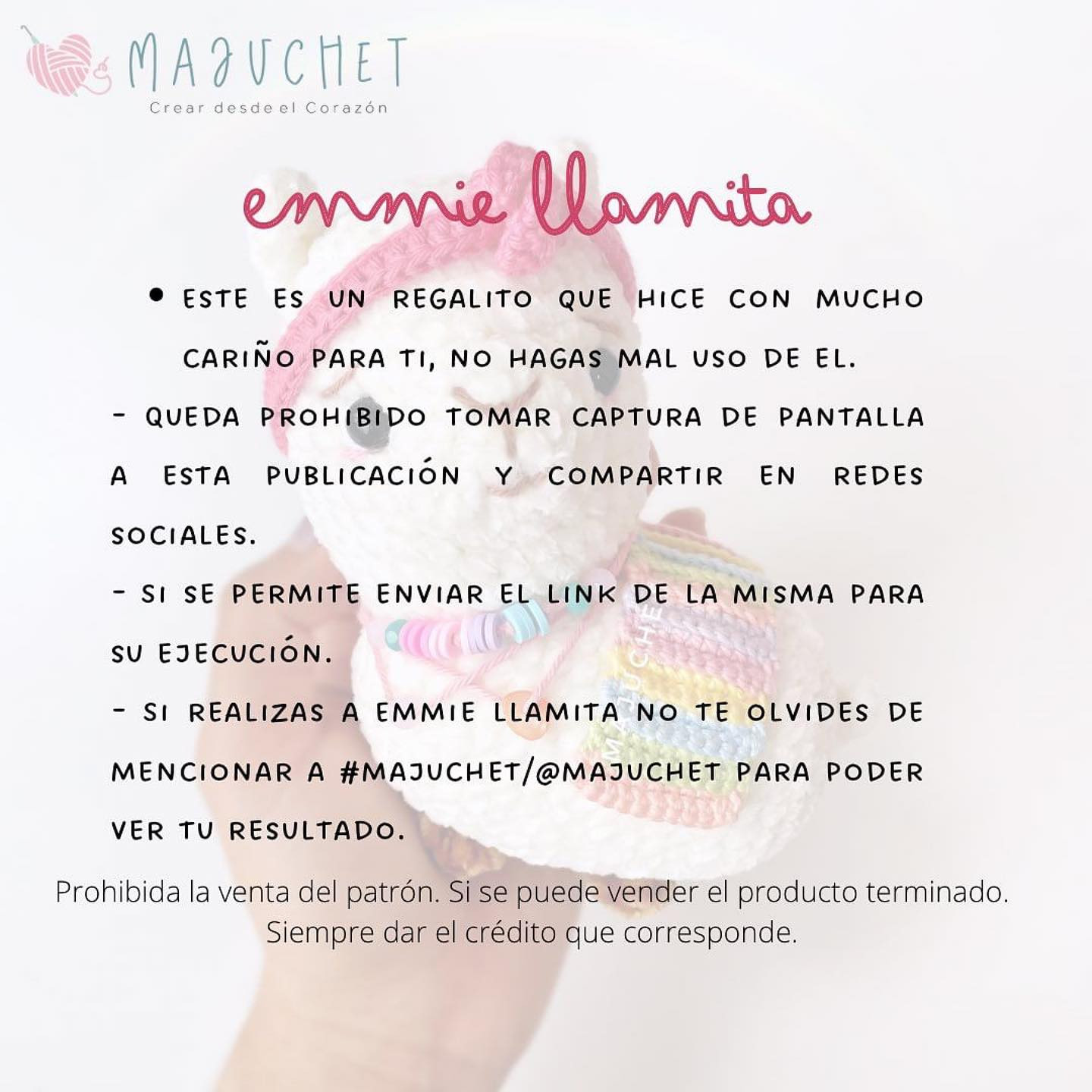 "Patrón de amigurumi de llama con accesorios de colores"