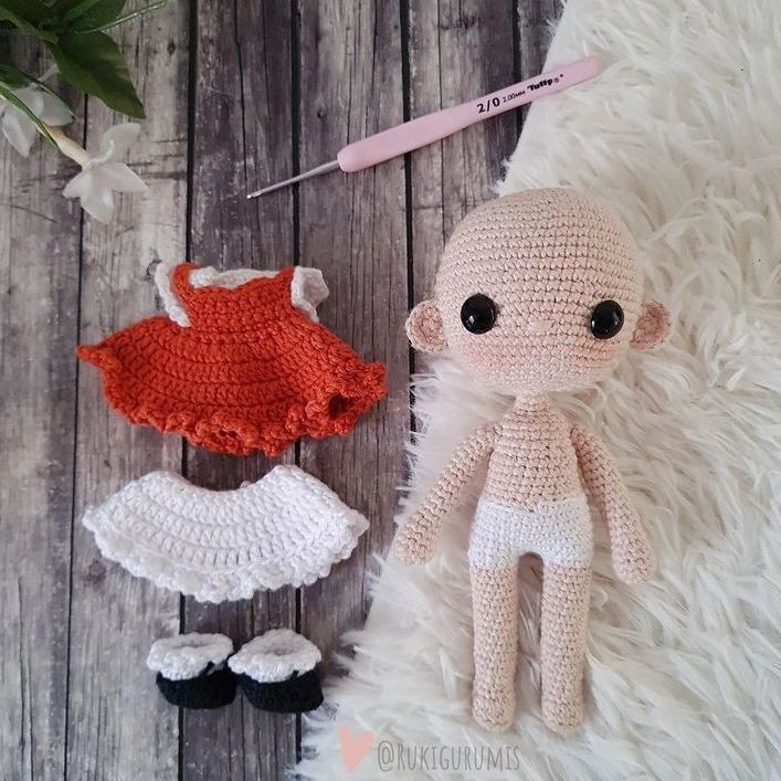 Patrón de muñeco amigurumi básico para principiantes en crochet.