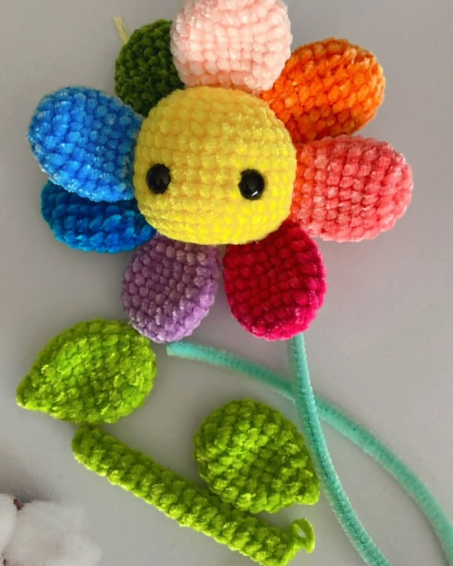 Patron gratuit pour crocheter une fleur arc-en-ciel adorable et colorée