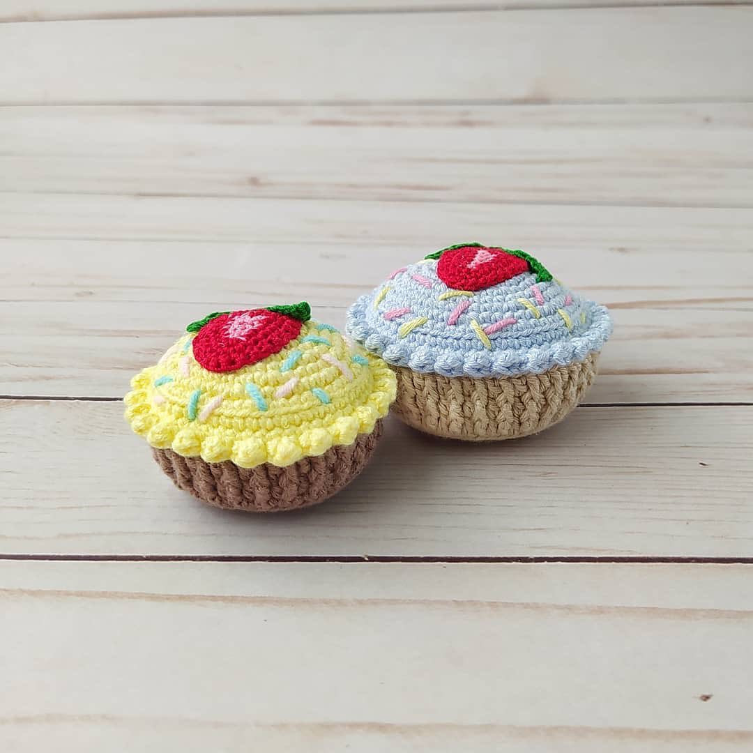 Схема вязания крючком аппетитных кексов с клубникой