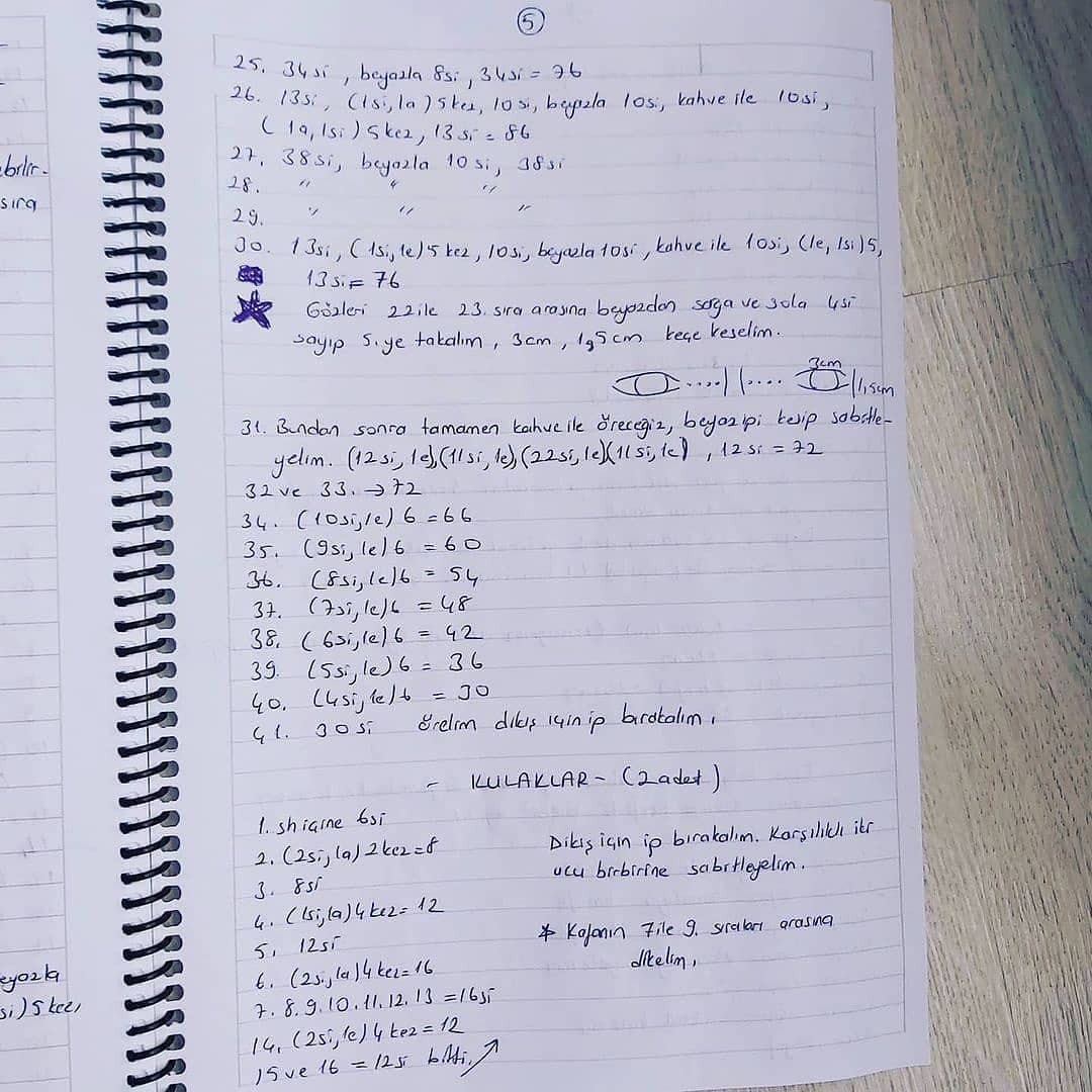 Üç Sevimli Örgü At Figürü: Aile Boyu El Sanatları