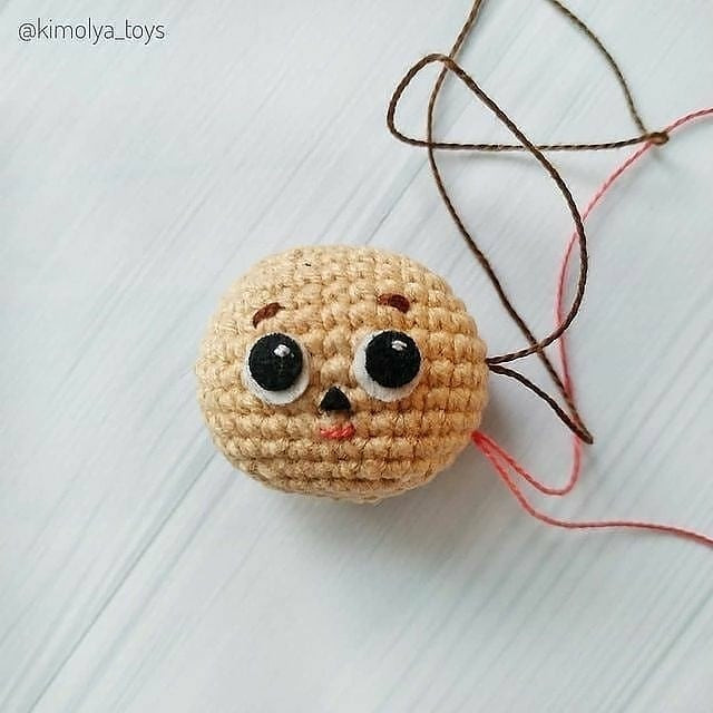 Вязаная игрушка ручной работы: милый мишка с большими ушами