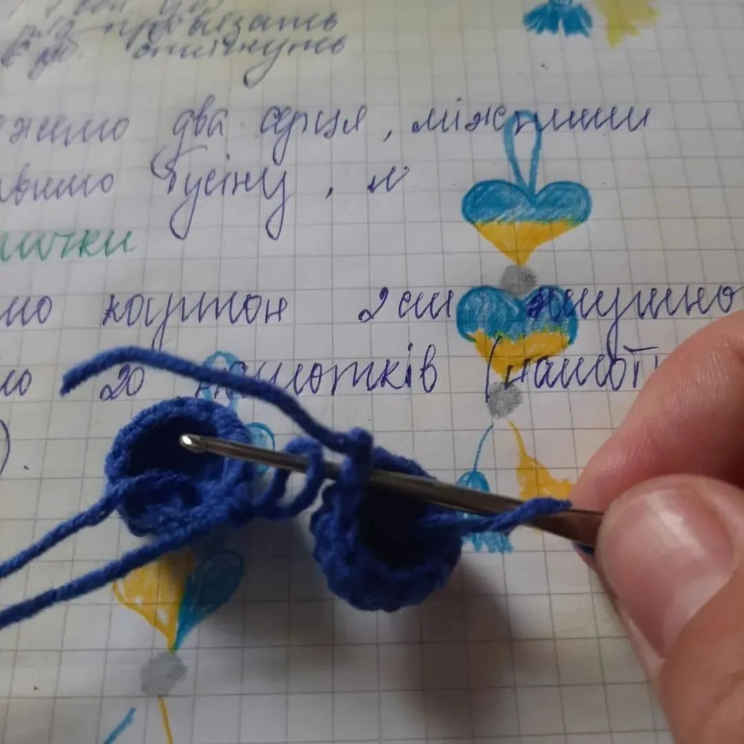 Яркие сердечки из пряжи: схема вязания крючком