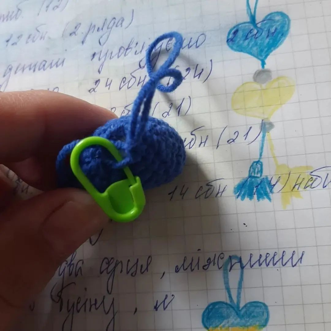 Яркие сердечки из пряжи: схема вязания крючком
