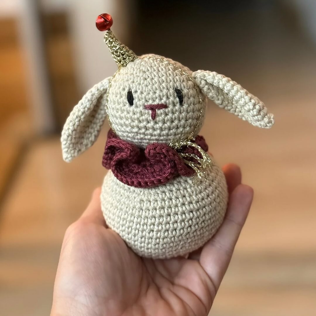 Adorable lapin crochet avec chapeau et col festif