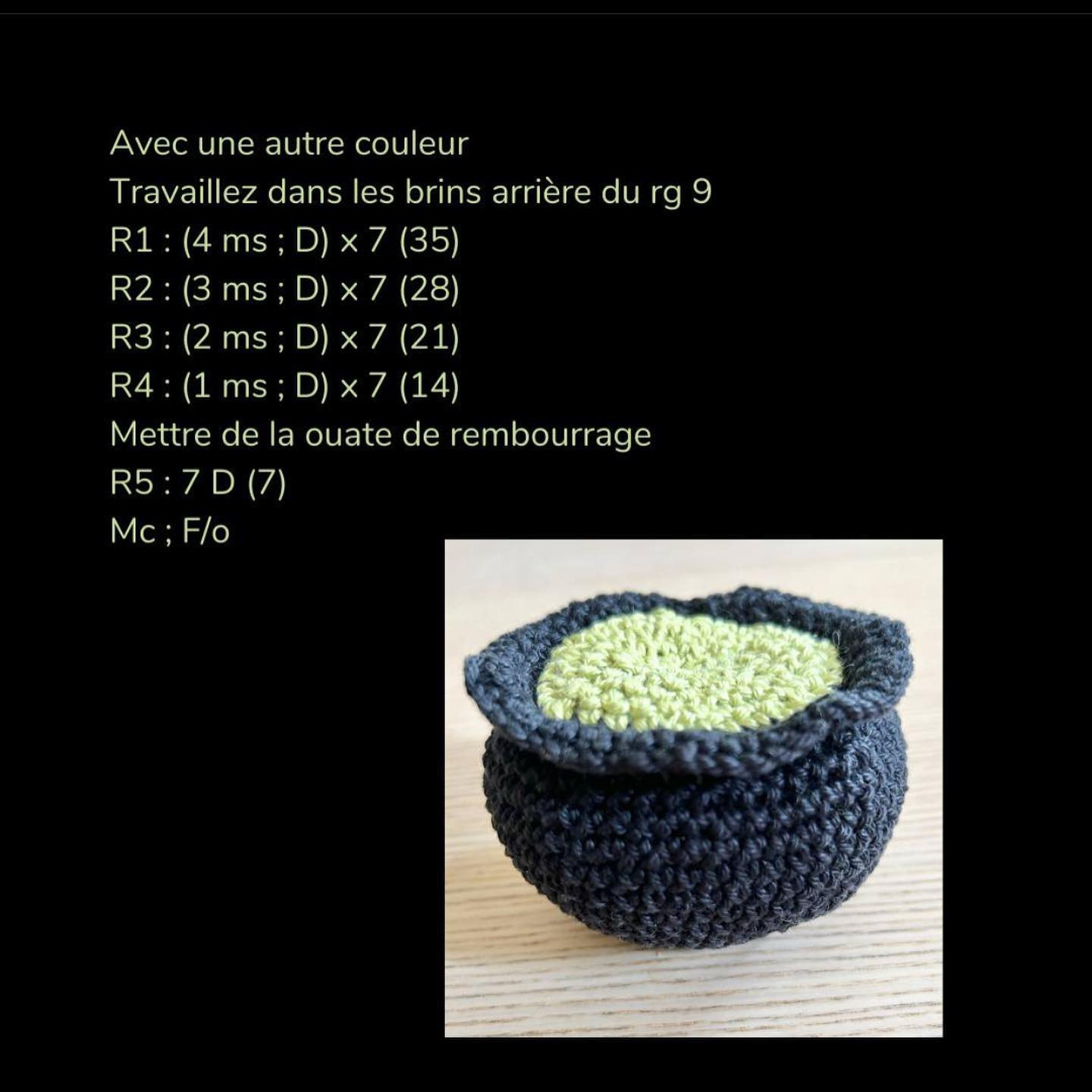 Chaudron de sorcière en crochet avec motif crâne