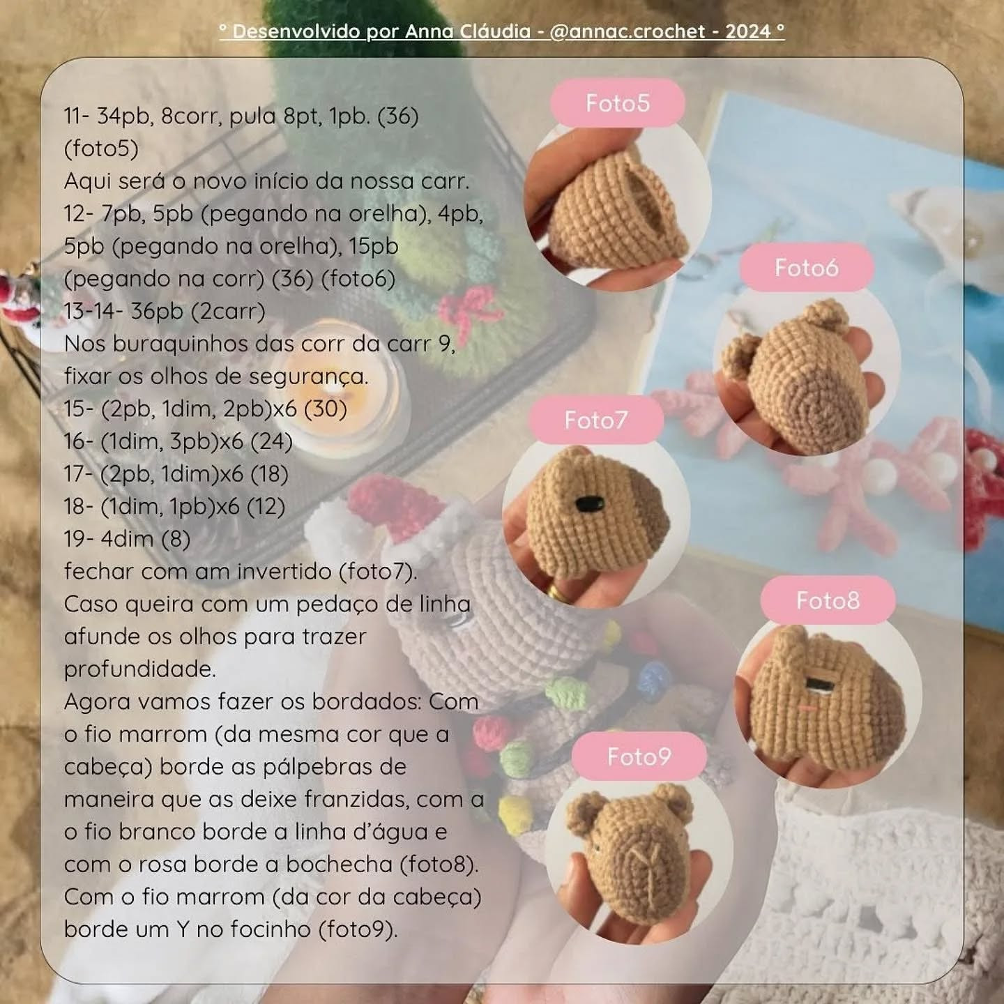 Crochê de capivara Rufus com enfeites de Natal coloridos