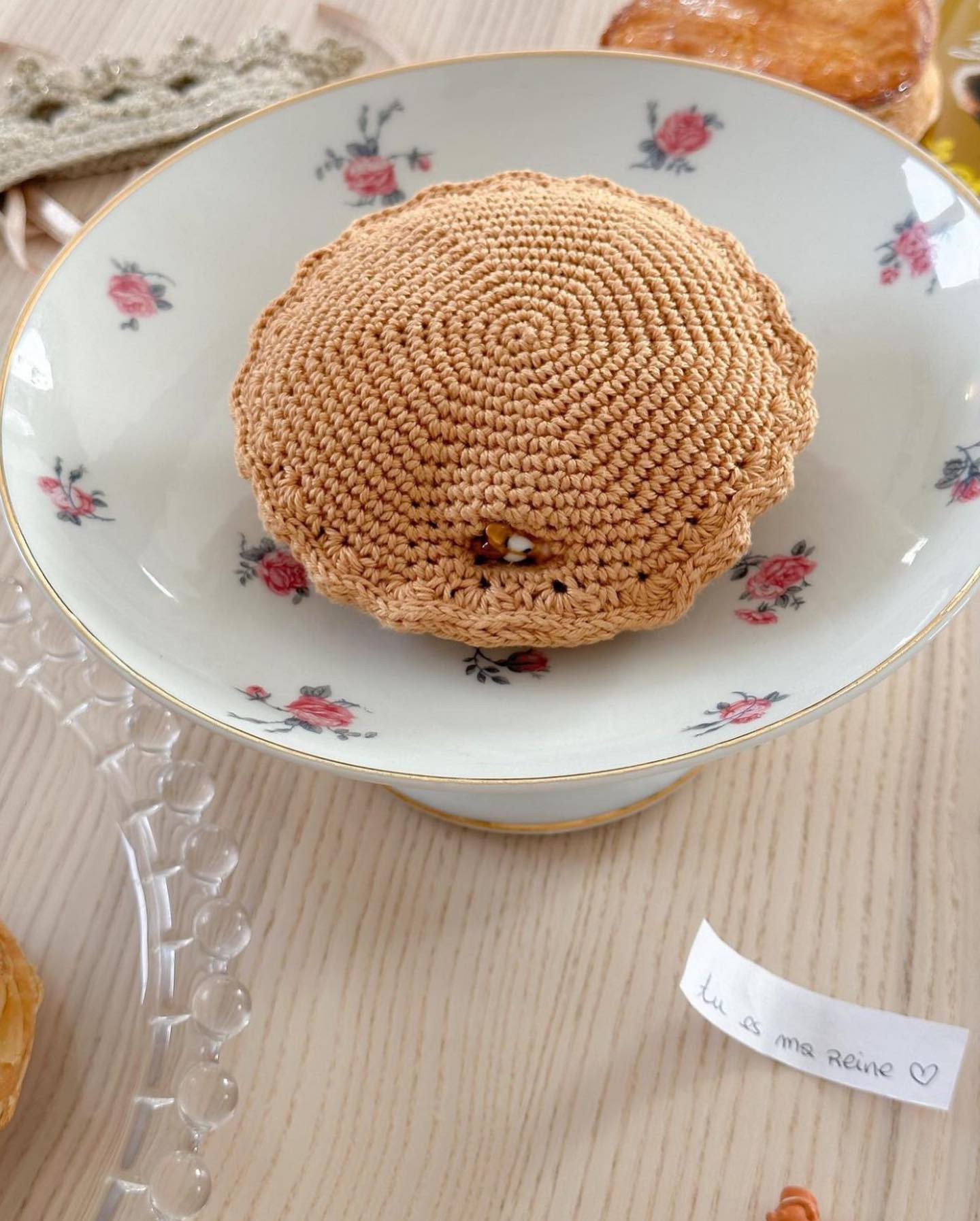 Galette des rois crochetée avec motif floral délicat