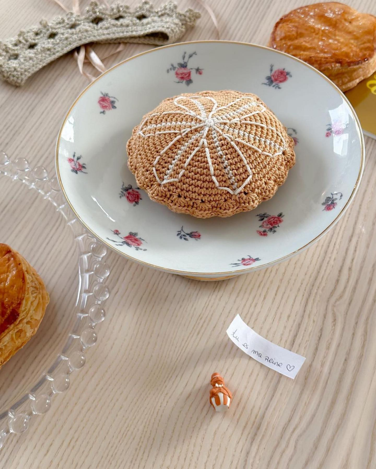 Galette des rois crochetée avec motif floral délicat