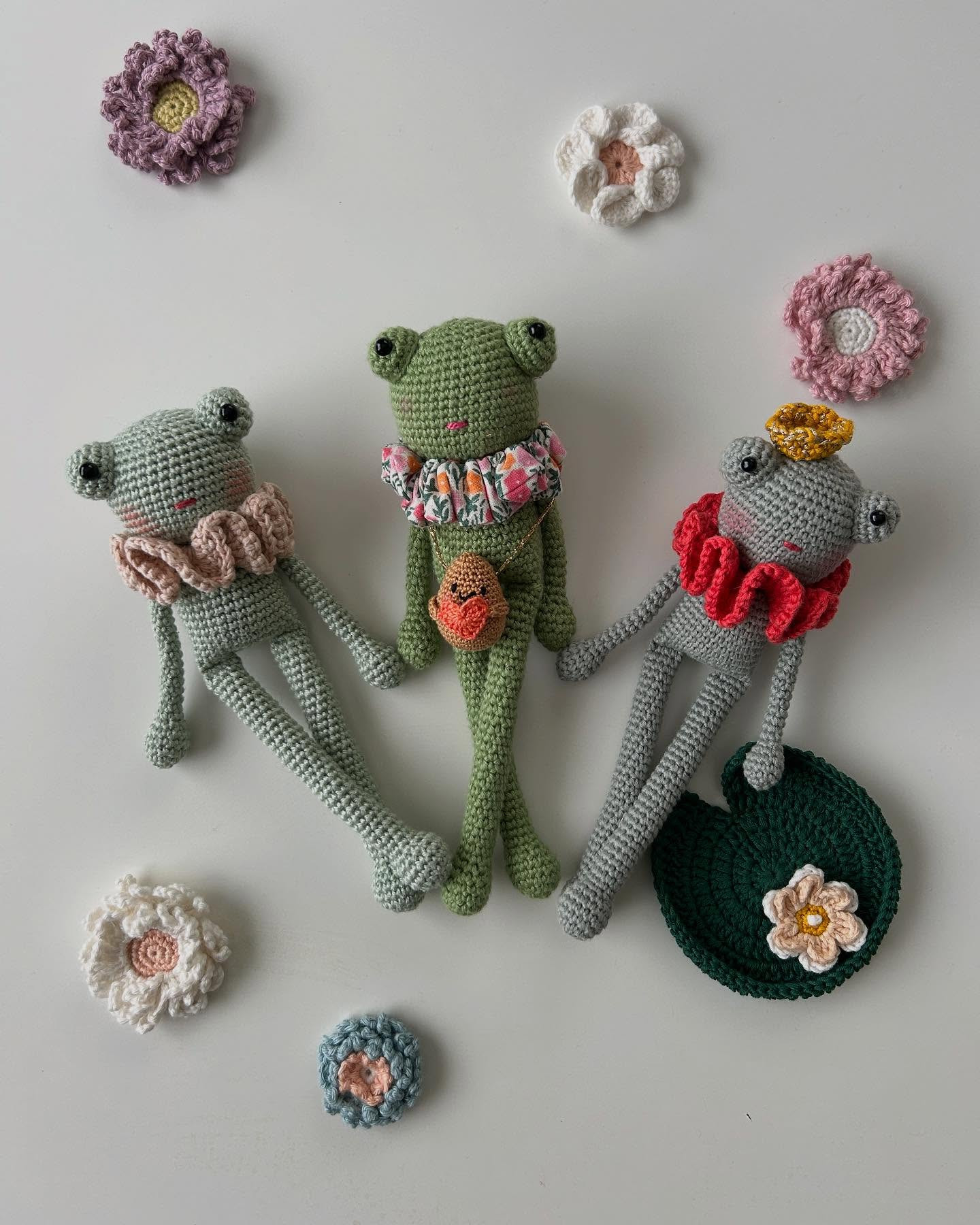 Grenouille en crochet avec fleurs colorées et détails délicats