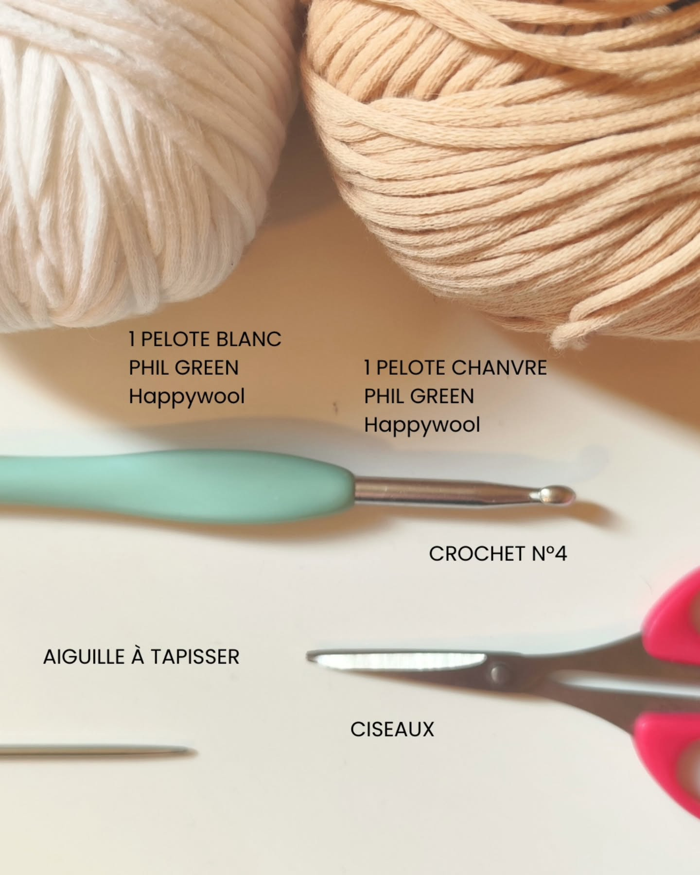 Jolie couverture en crochet avec des motifs floraux délicats