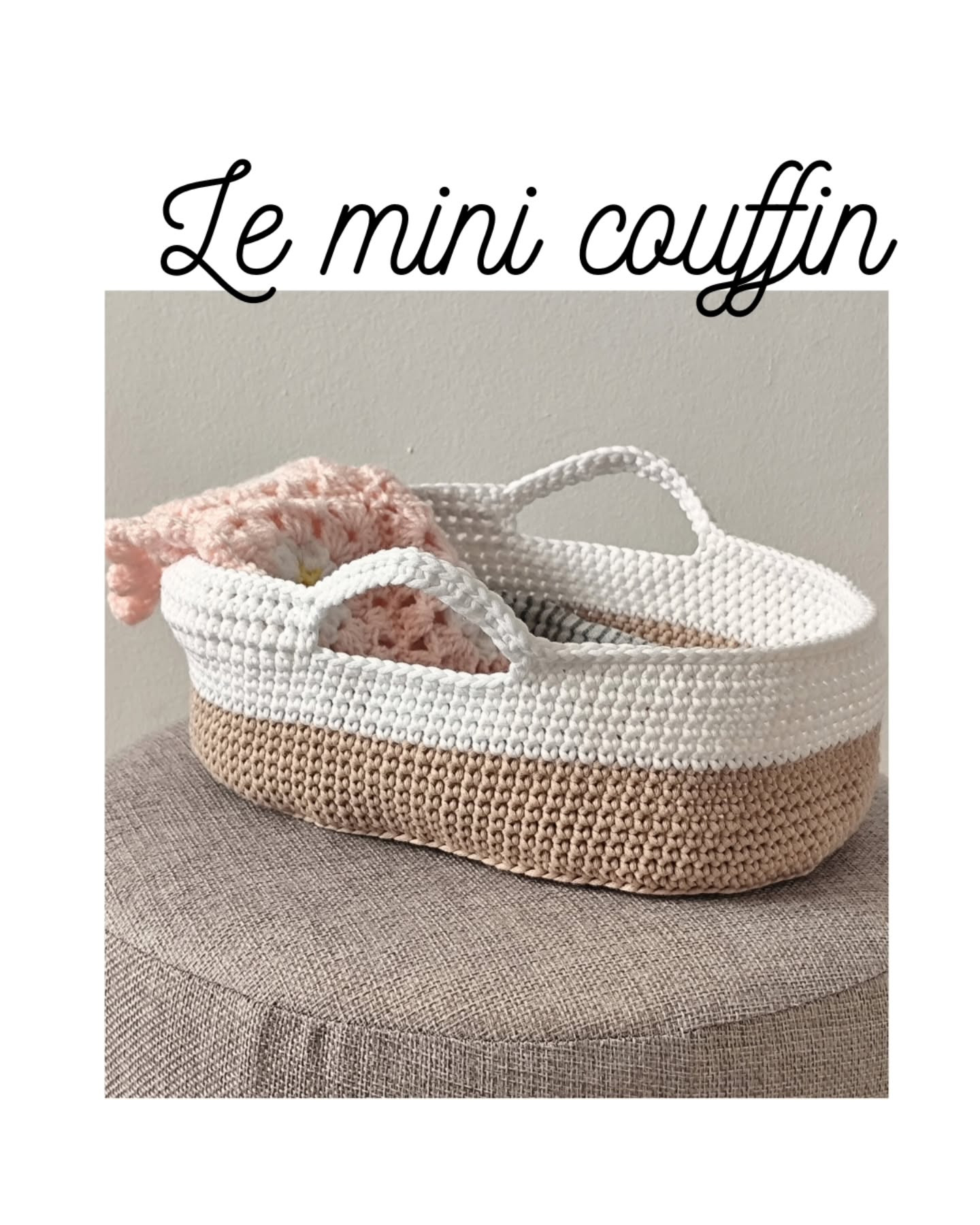 Jolie couverture en crochet avec des motifs floraux délicats