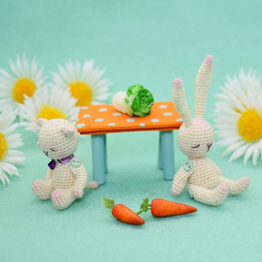 Миниатюрные вязаные игрушки: кролик и котёнок