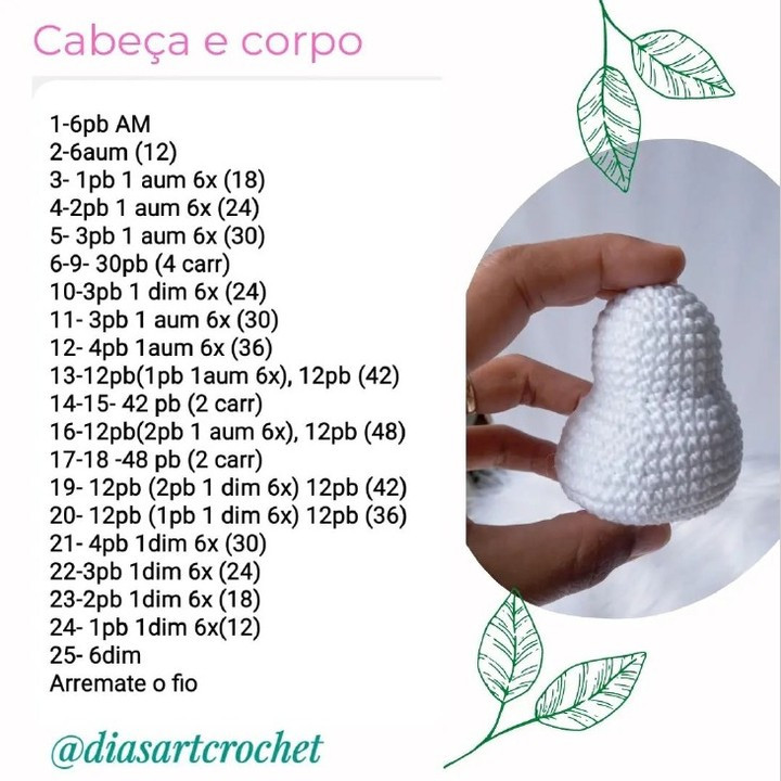 Pássaros de crochê amorosos em jardim florido