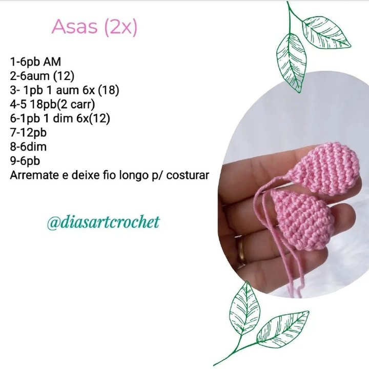 Pássaros de crochê amorosos em jardim florido