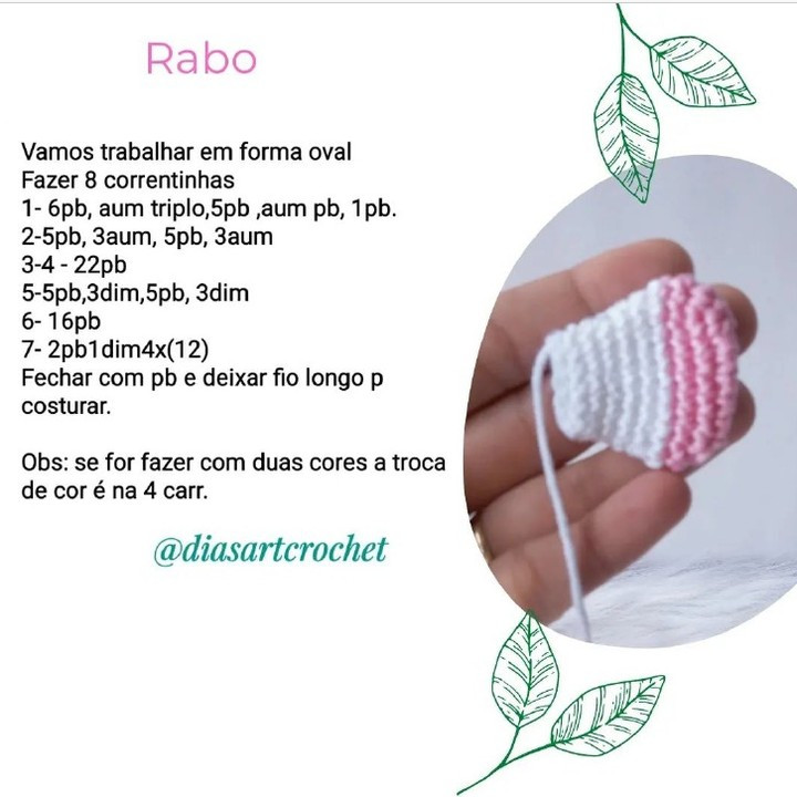 Pássaros de crochê amorosos em jardim florido