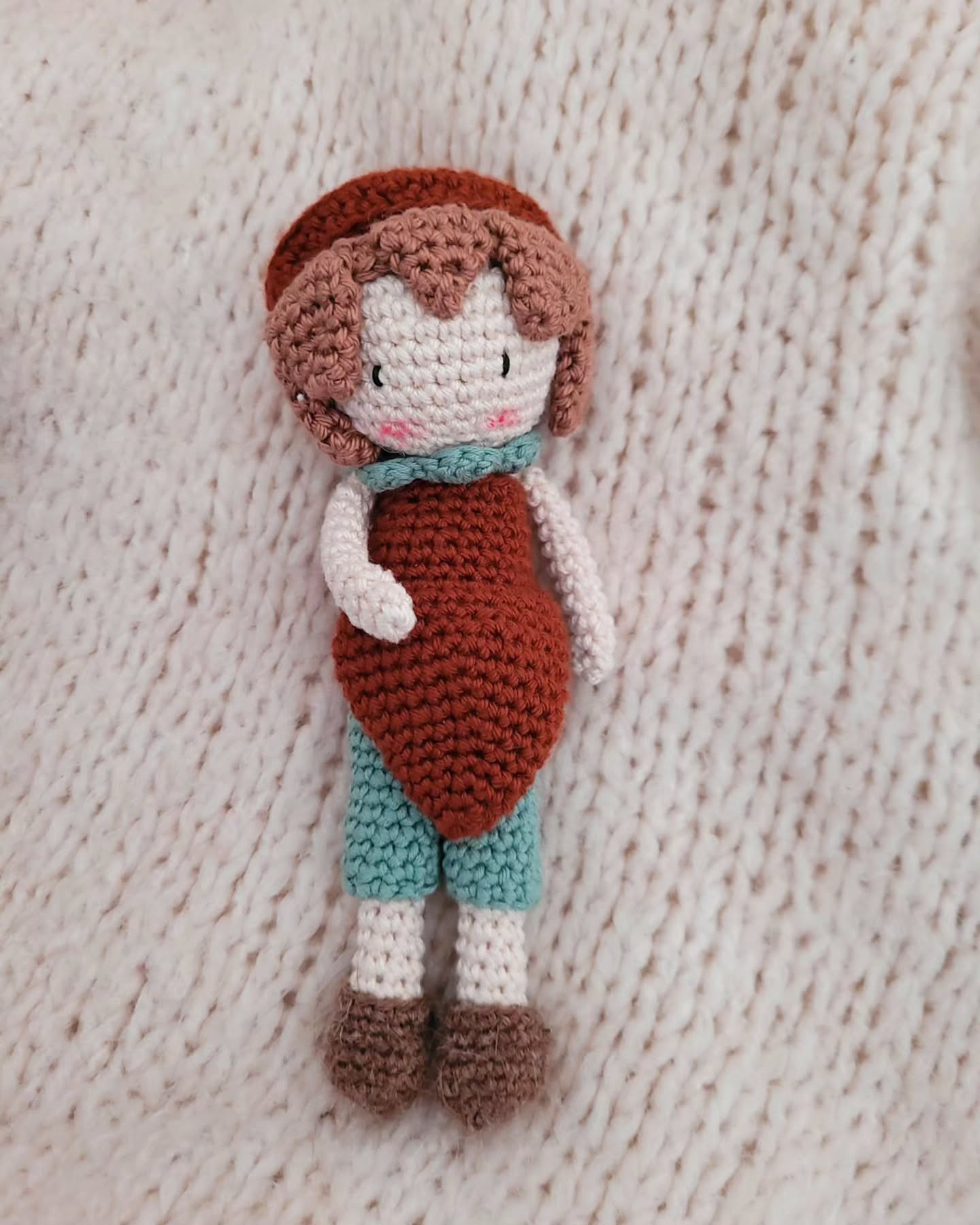 Poupée en crochet avec tenue d'automne marron et verte