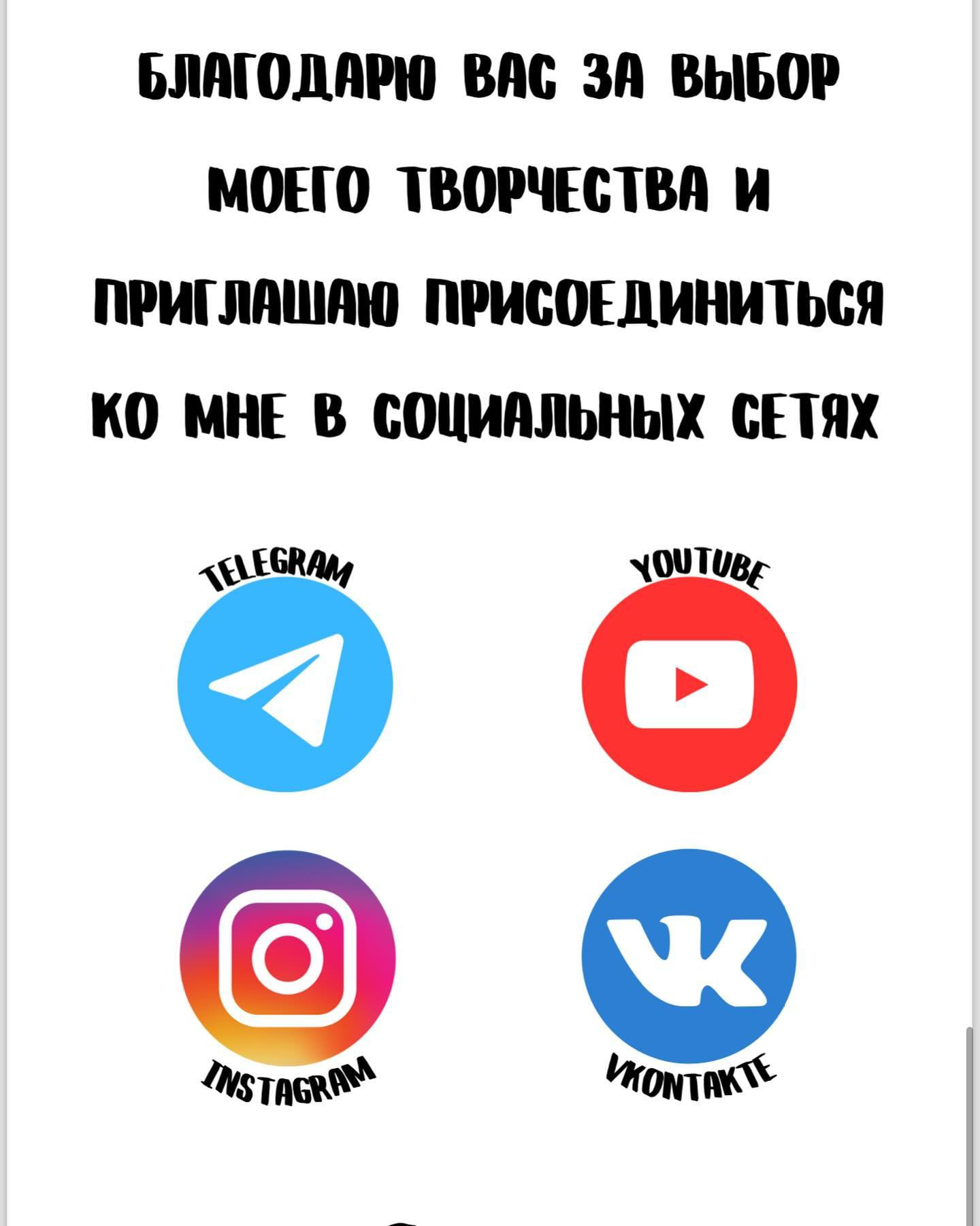 Смешное вязаное растение в горшке с лицом и лапками.