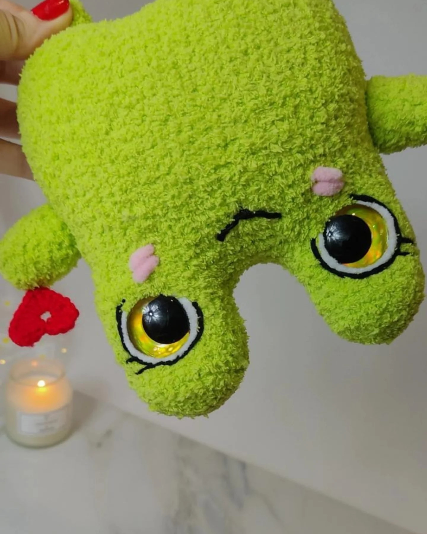 Вязаная игрушка лягушка с цветами и сердечком - схема бесплатно