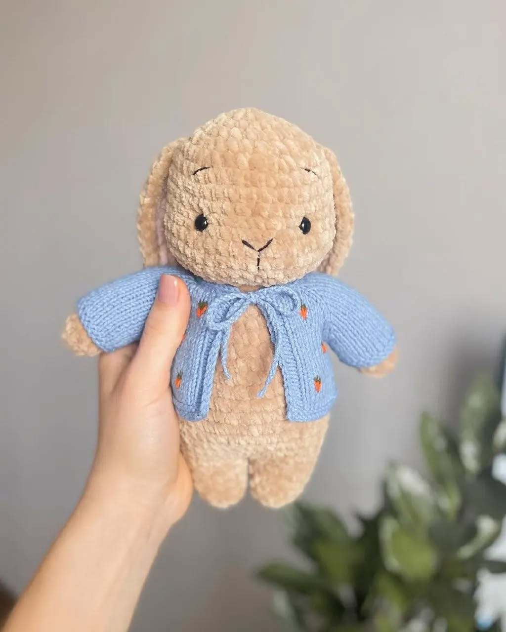 Вязаная игрушка: милый кролик с синим свитером