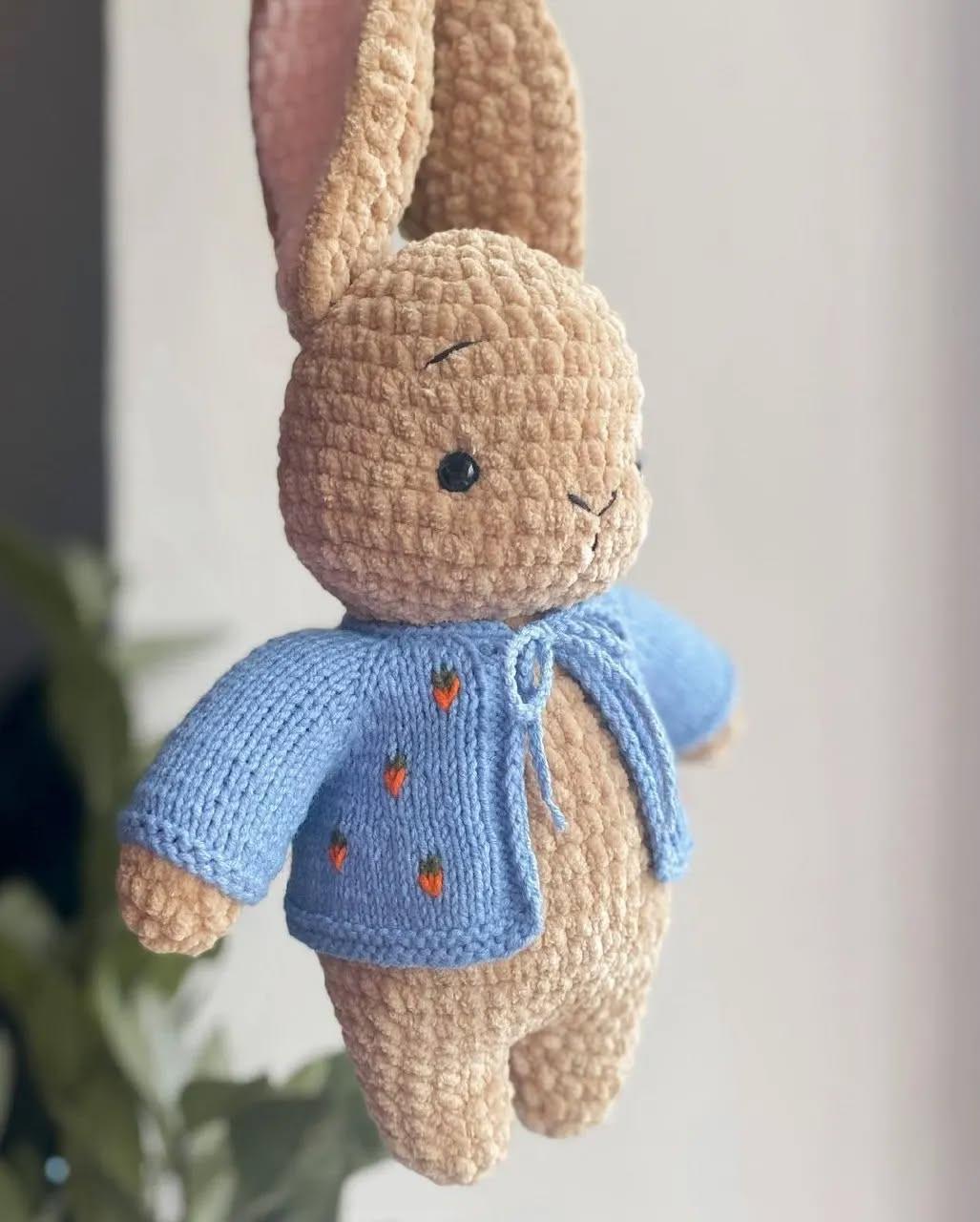 Вязаная игрушка: милый кролик с синим свитером