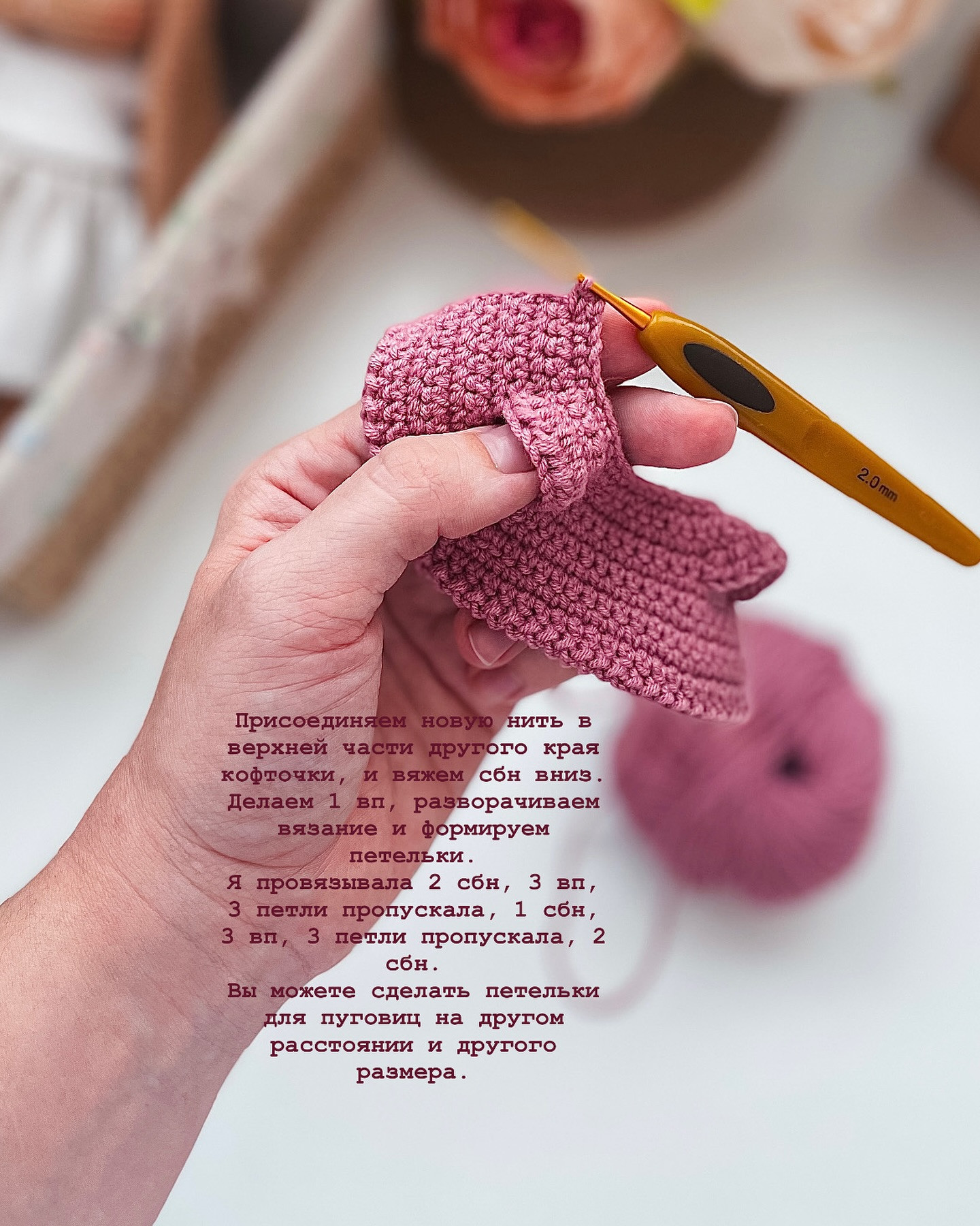 Вязаная игрушка зайка с цветочным платьем