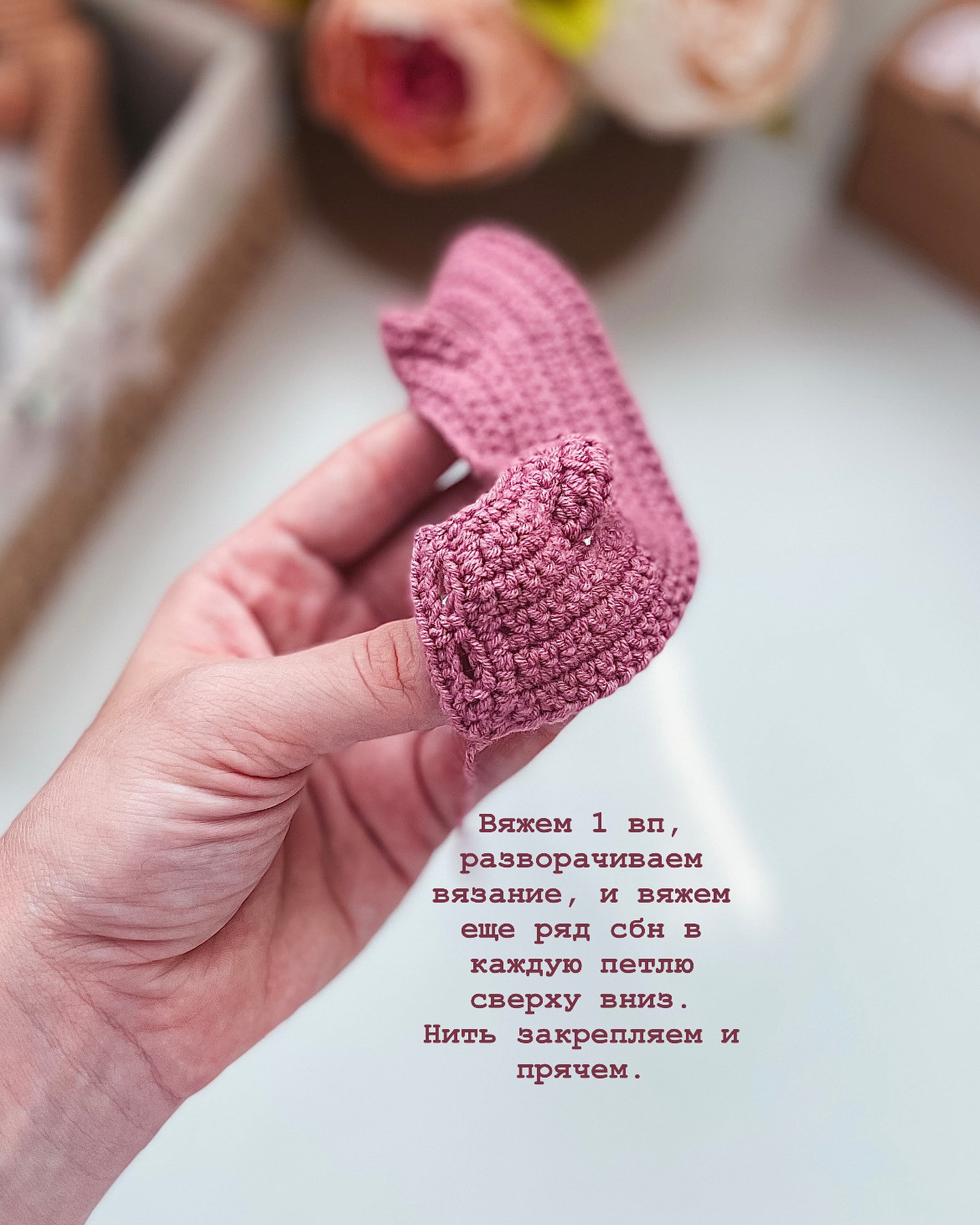Вязаная игрушка зайка с цветочным платьем