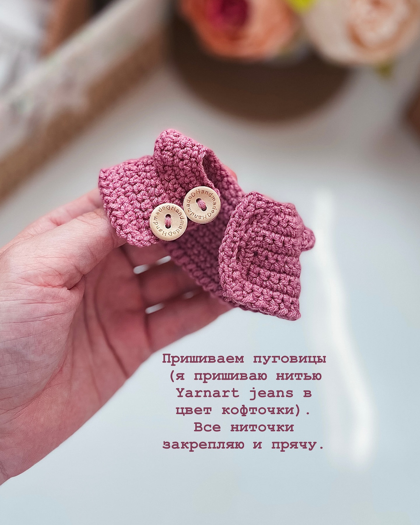 Вязаная игрушка зайка с цветочным платьем