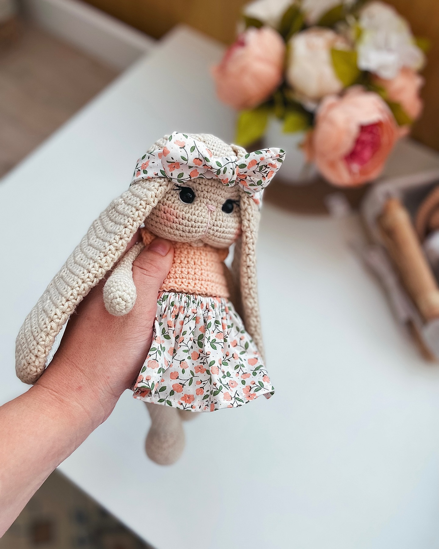 Вязаная игрушка зайка с цветочным платьем