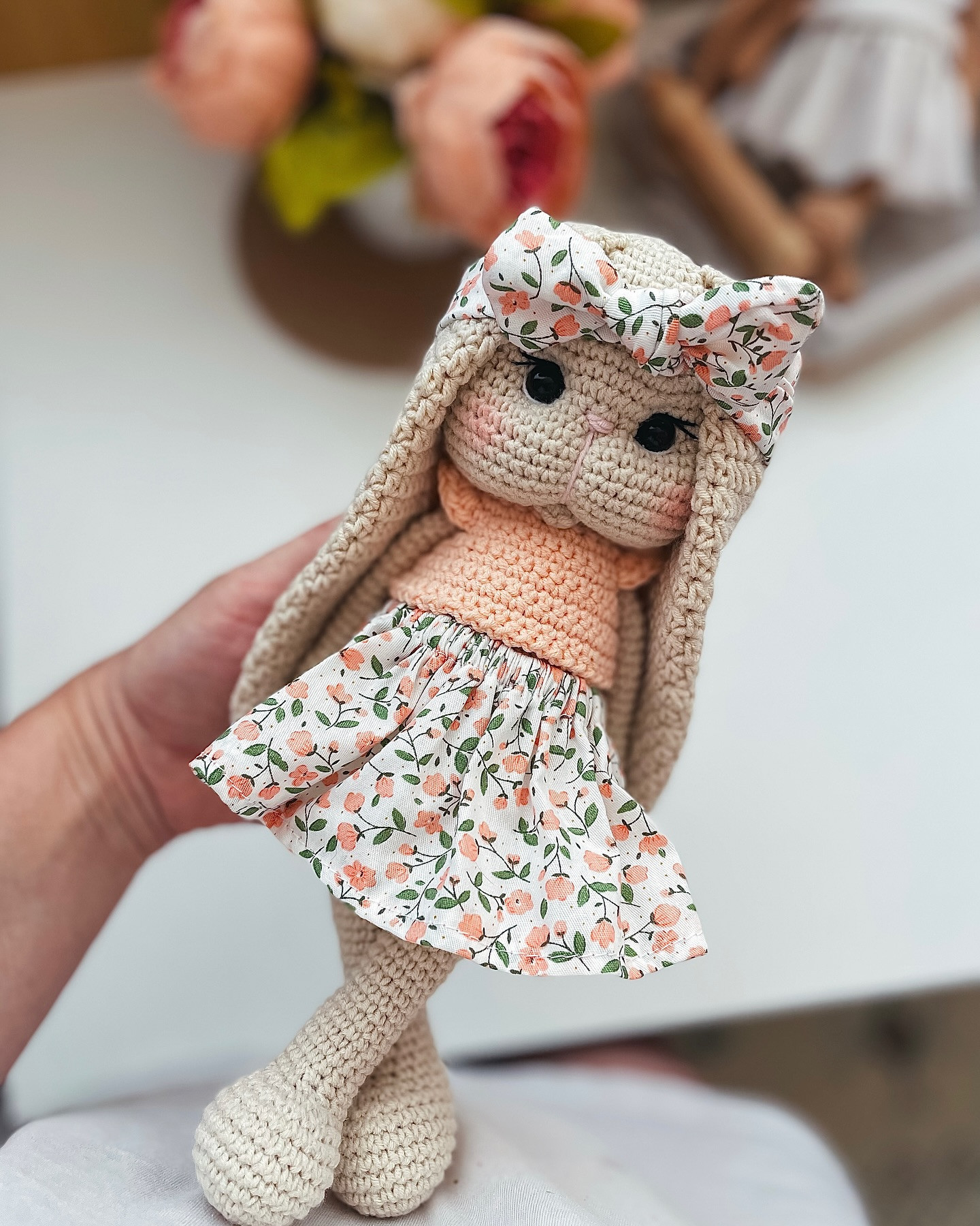 Вязаная игрушка зайка с цветочным платьем