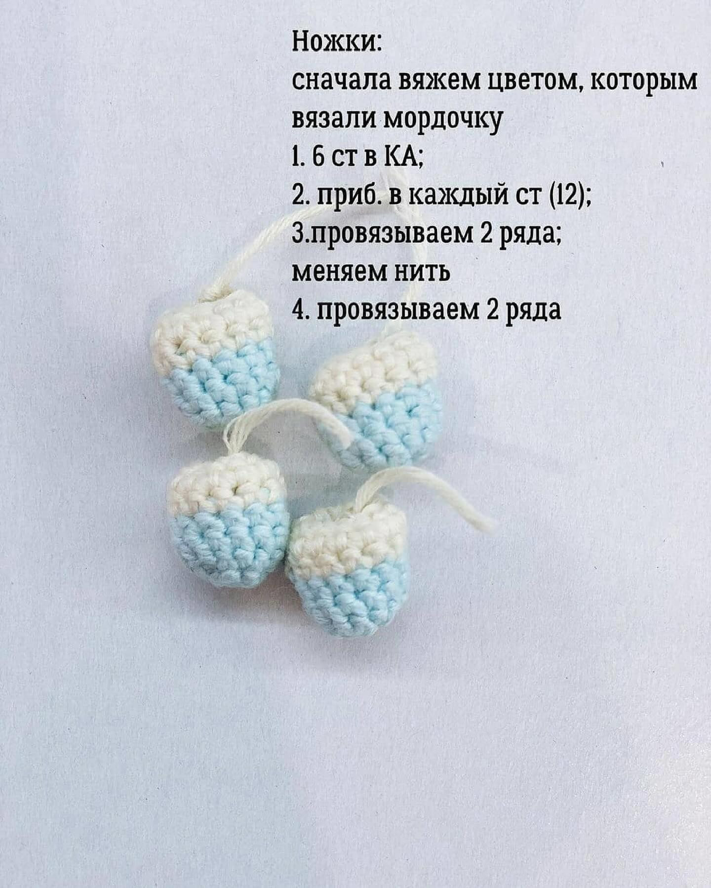 Вязаные игрушки бычки в новогоднем декоре