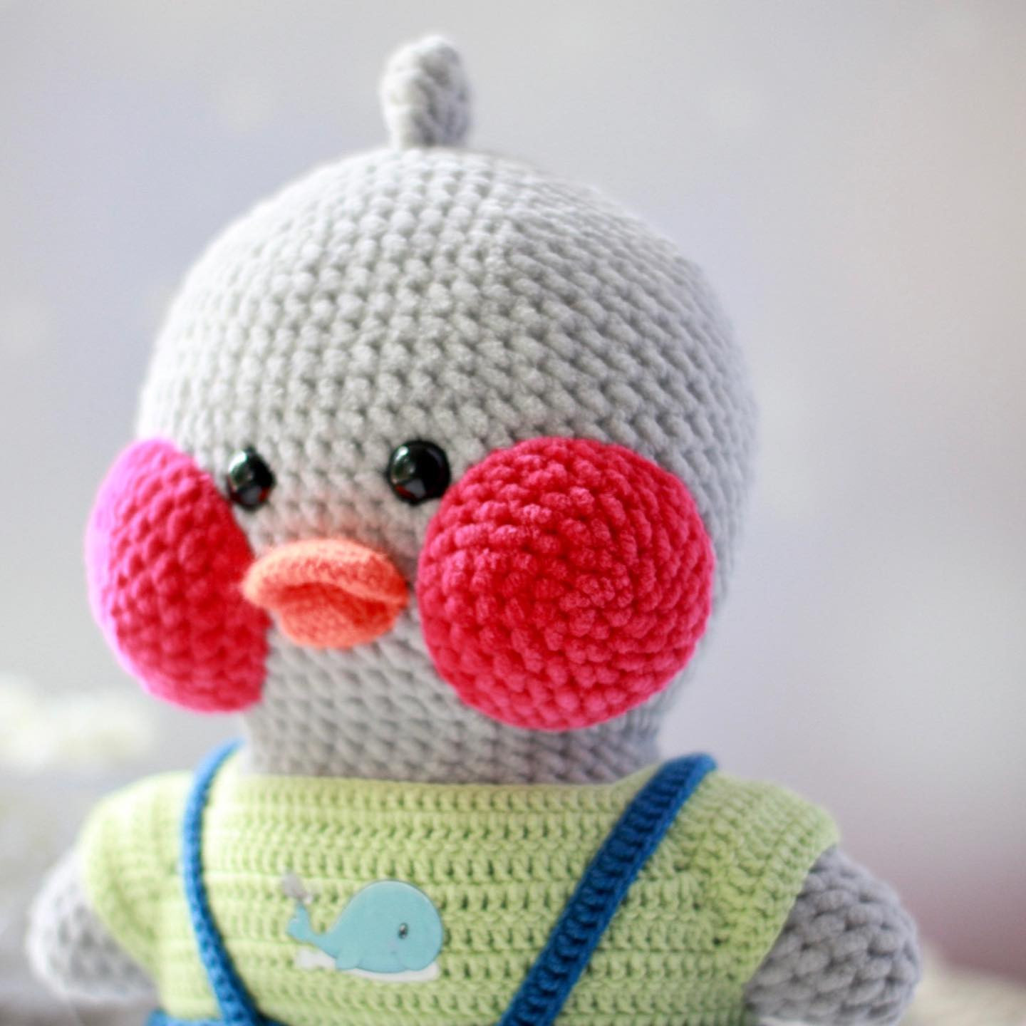 Вязаные игрушки: уточки в стильной одежде для детей