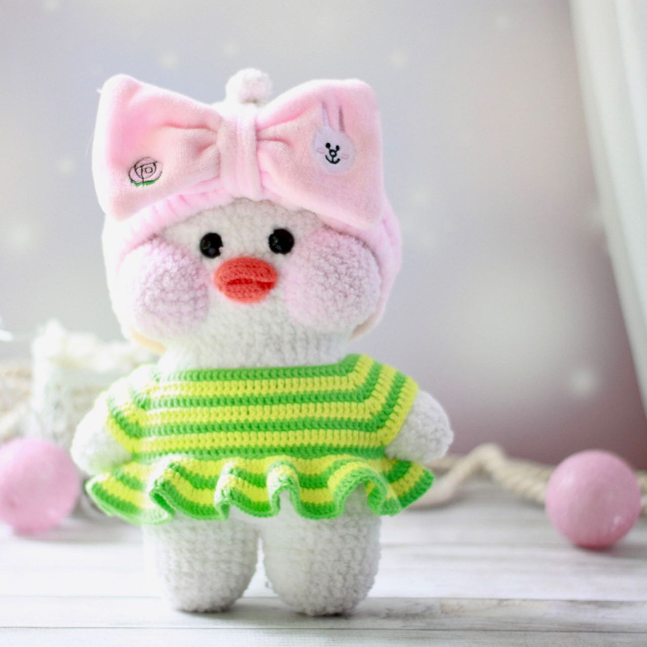 Вязаные игрушки: уточки в стильной одежде для детей
