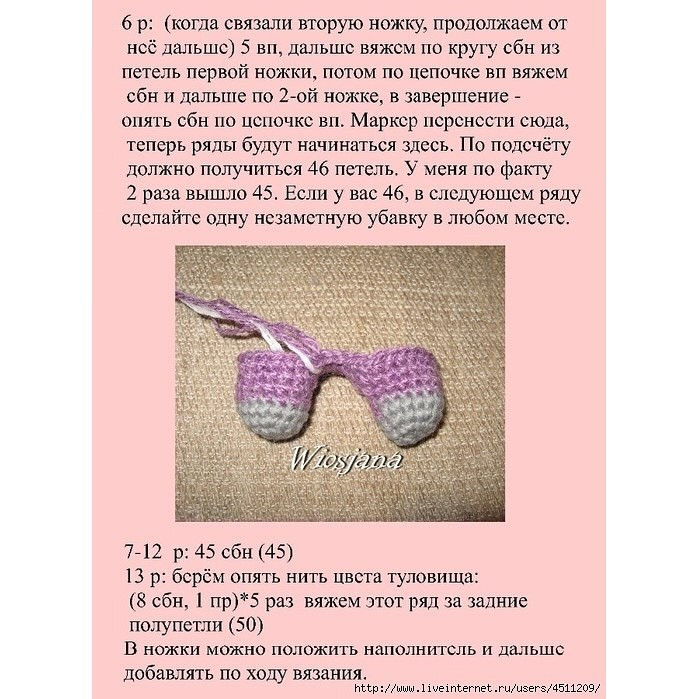 Вязаные зайчики в разноцветных штанишках и звёздочками