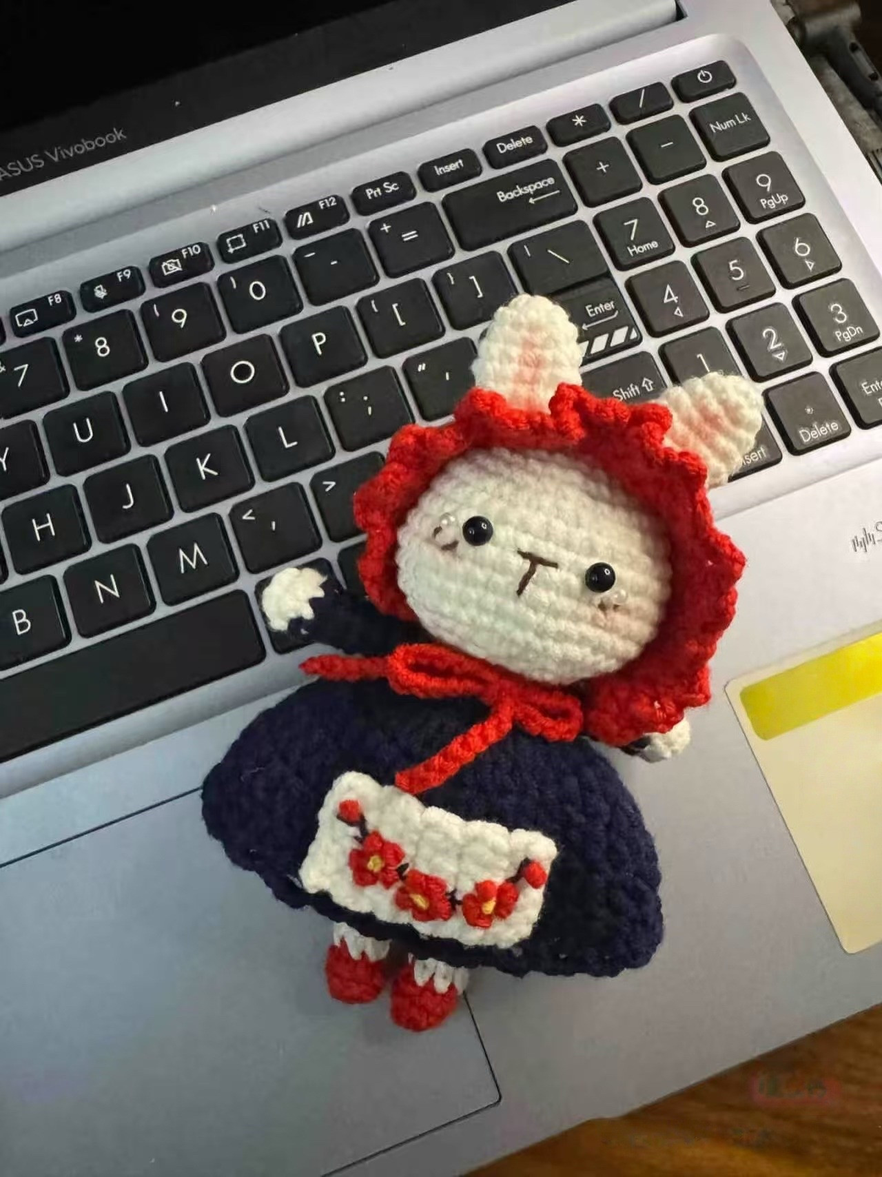 Amigurumi de Coelho com Vestido e Avental Encantador