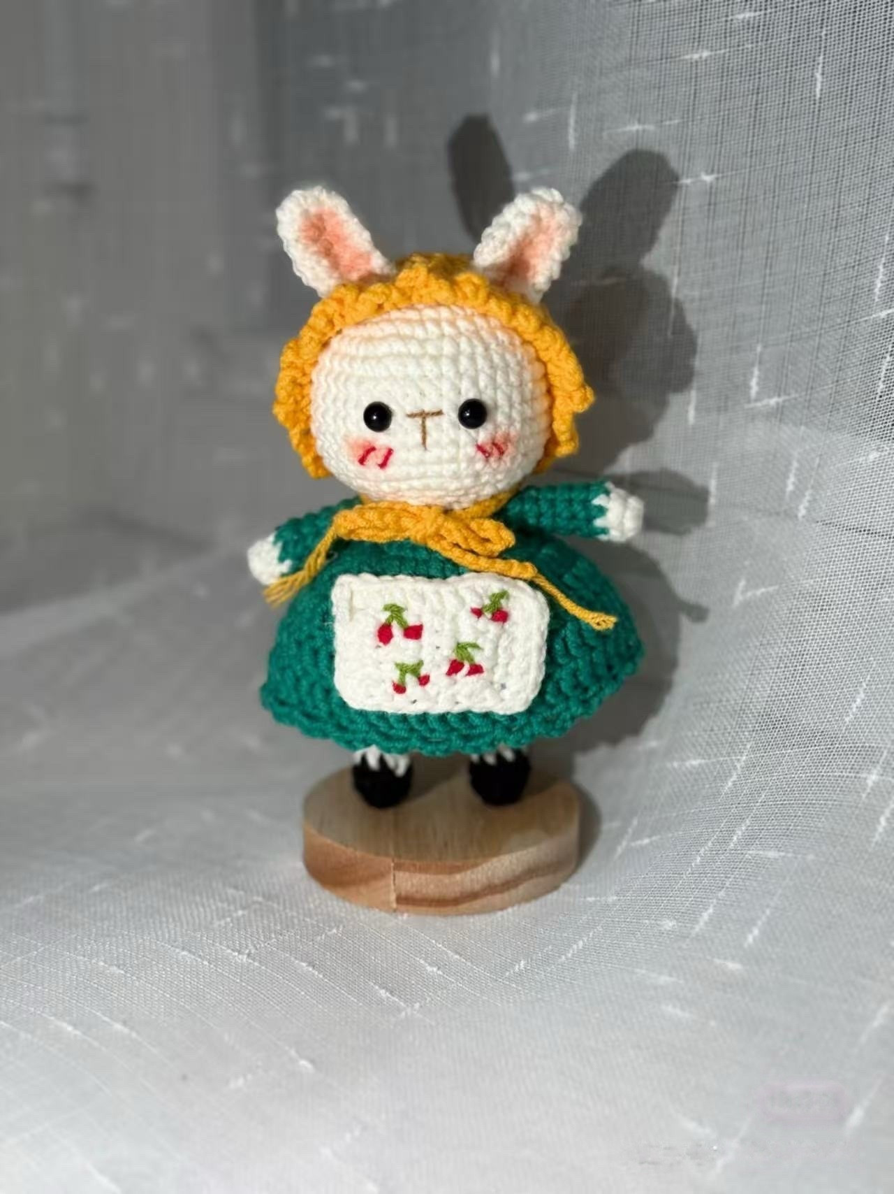 Amigurumi de Coelho com Vestido e Avental Encantador