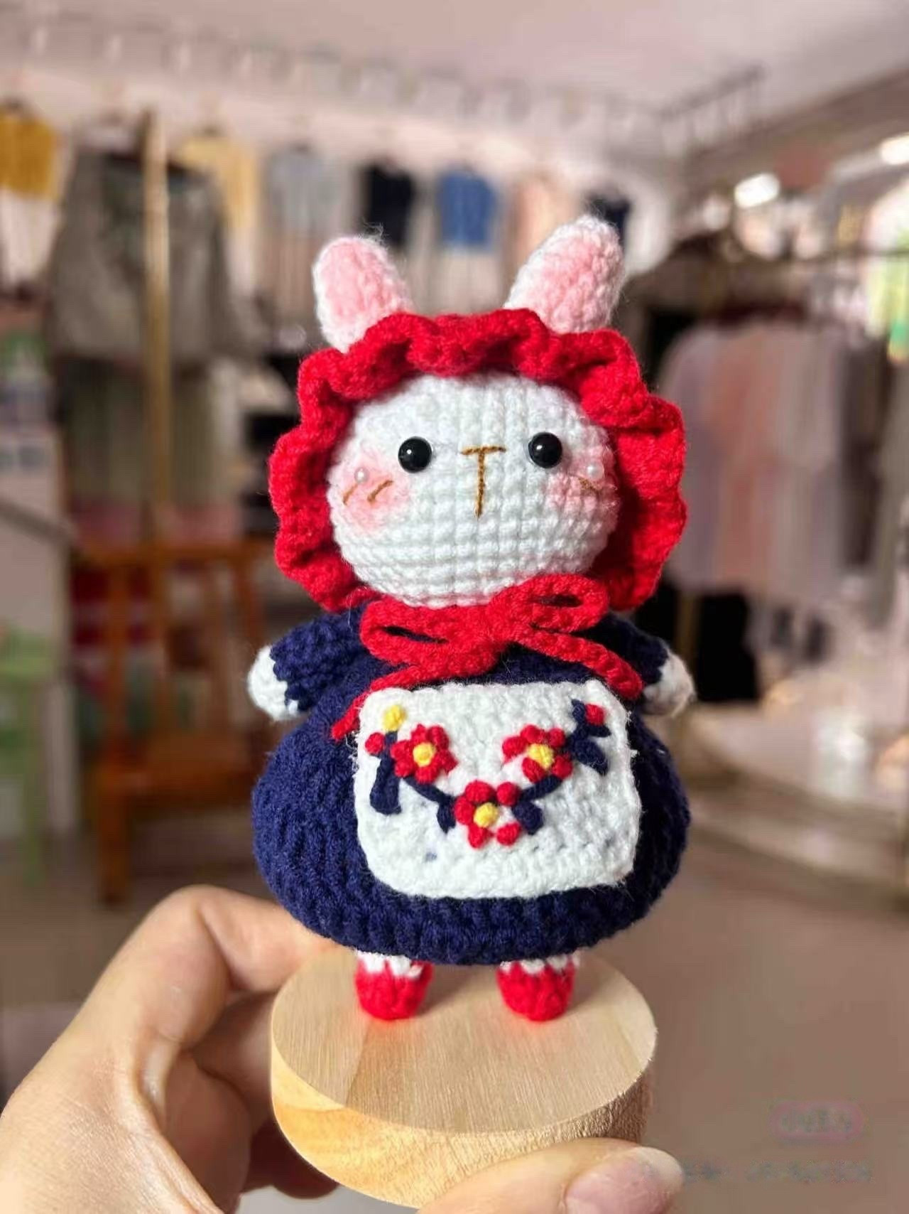 Amigurumi de Coelho com Vestido e Avental Encantador